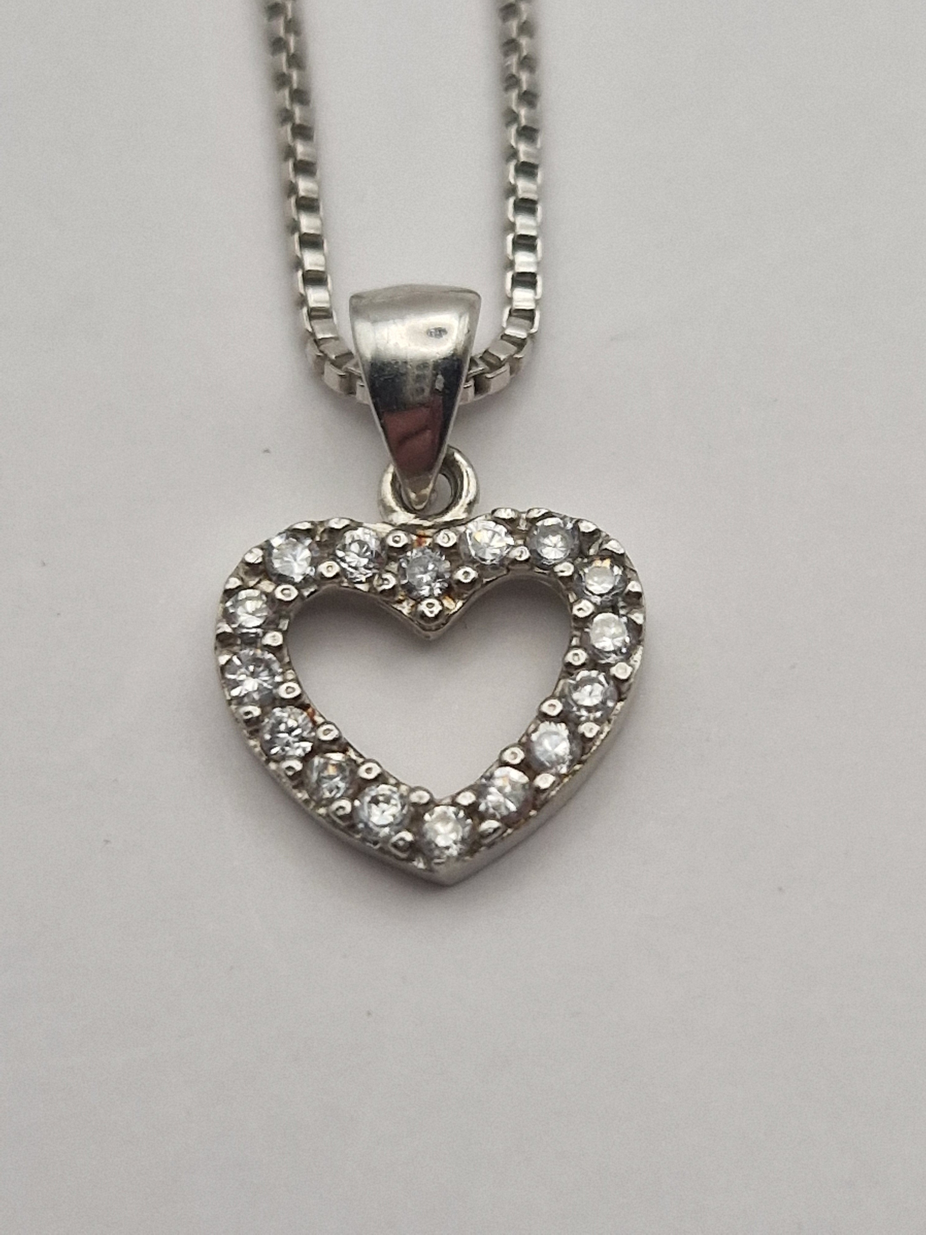 Nærbilde av hjerteanheng med klare steiner