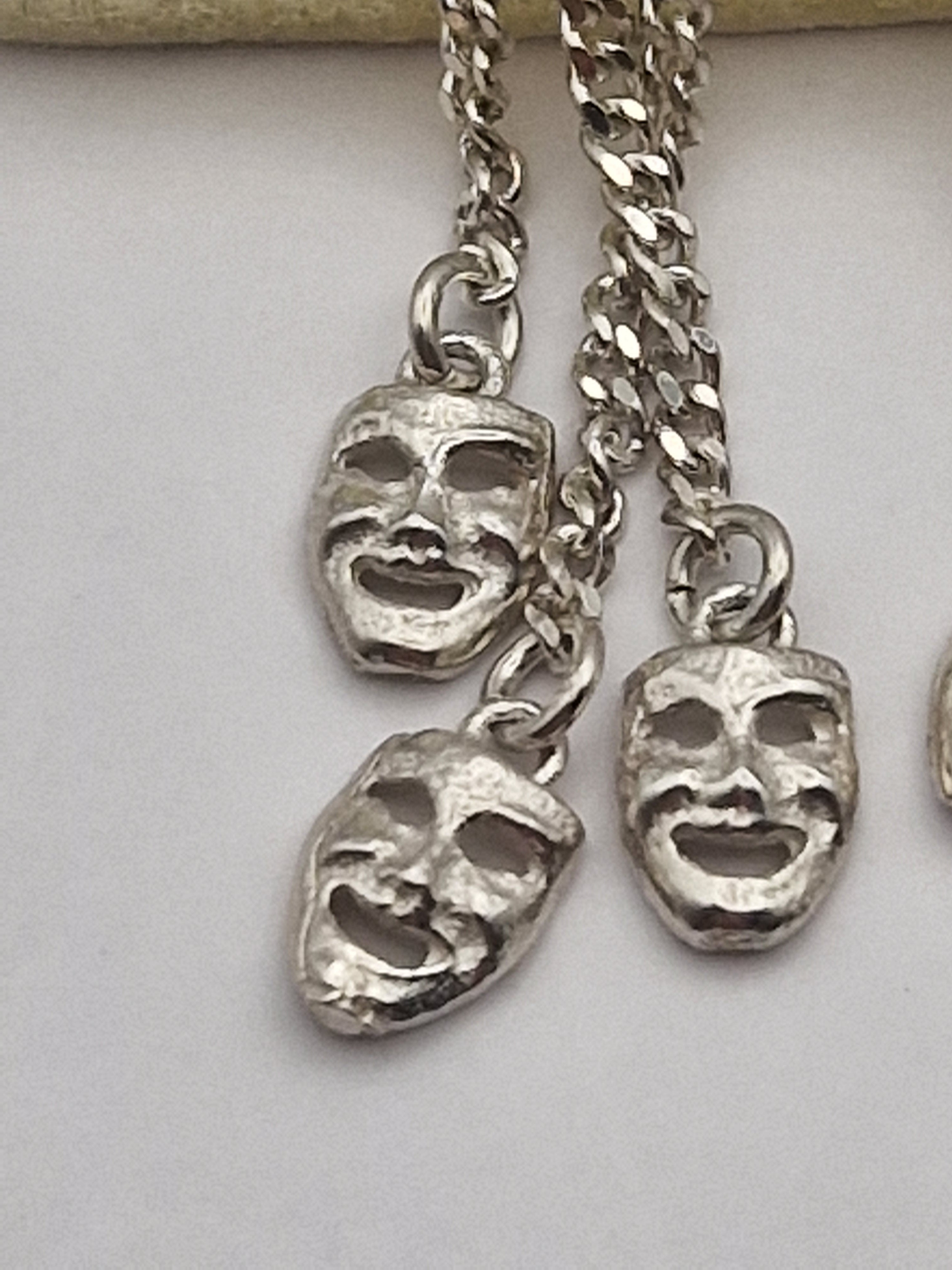 Detalj av kjeder og masker