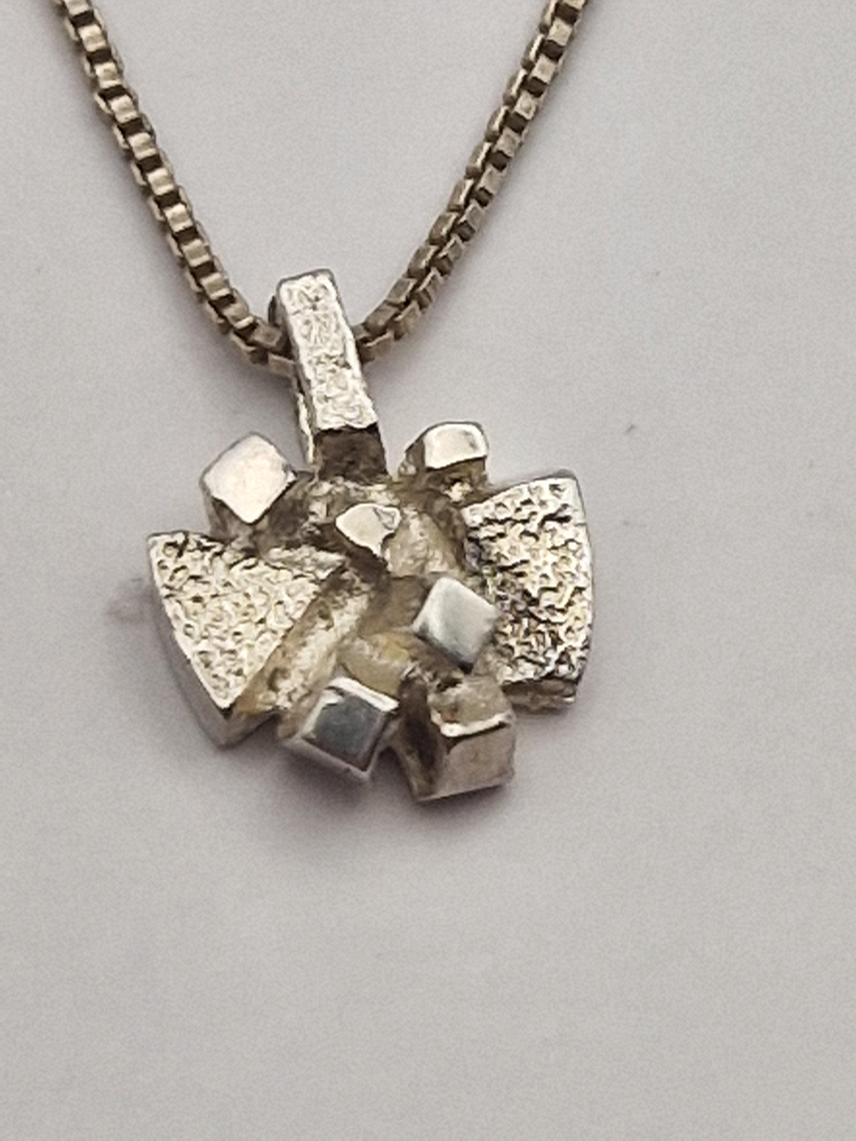 Nærbilde av anheng og struktur