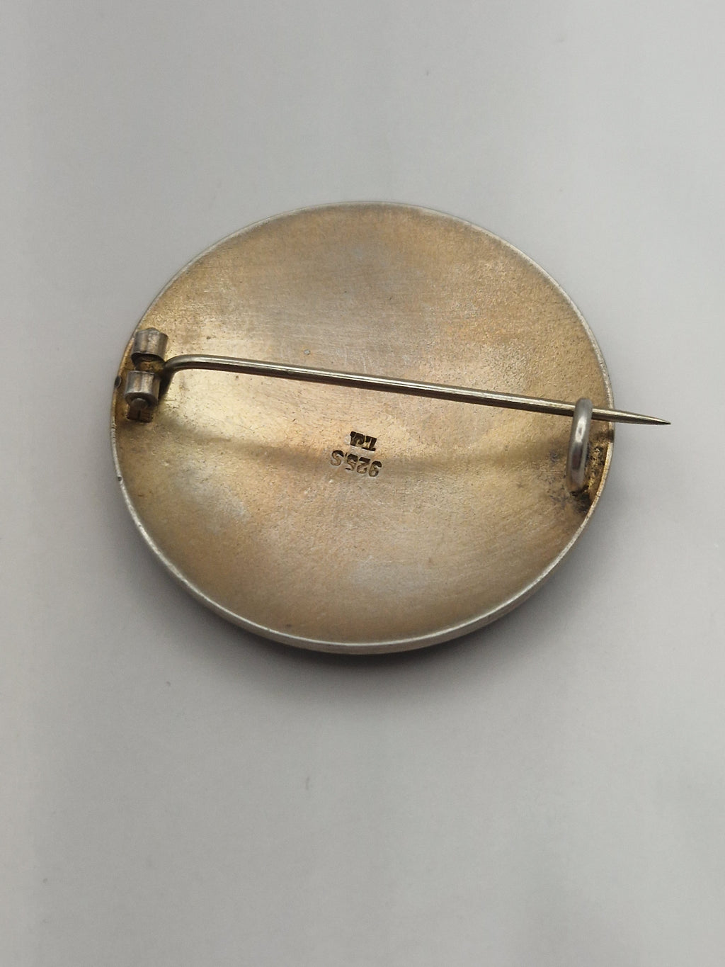 Bakside med nål og lås