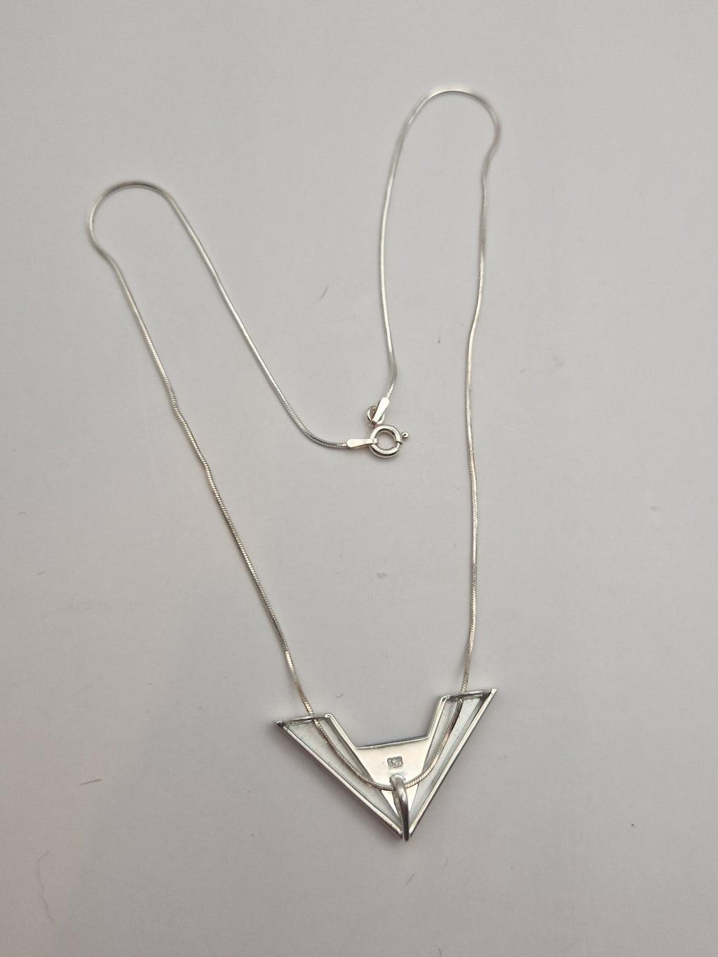 Bakside av anheng med stempel