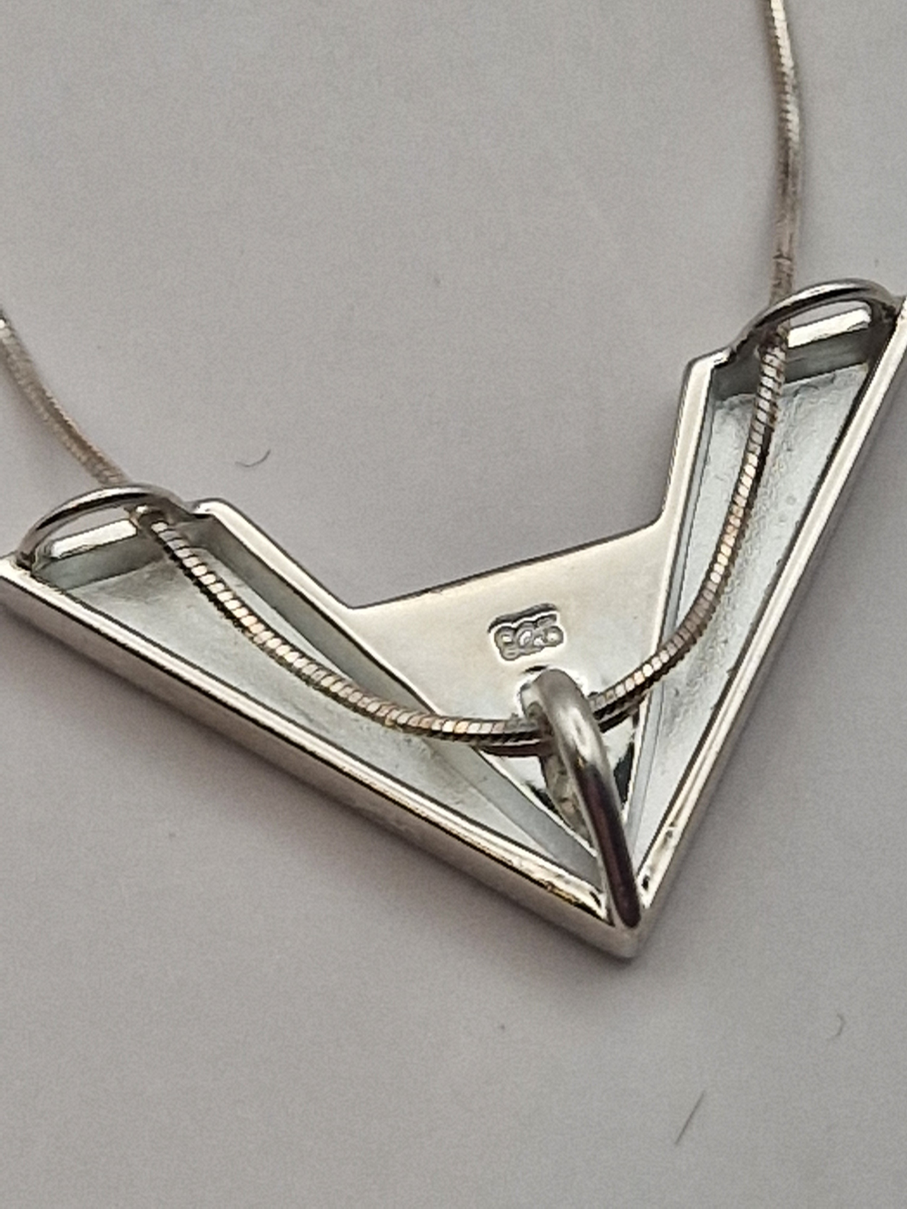 Sølvkjede 925 Italy med geometrisk V-anheng og blå stein