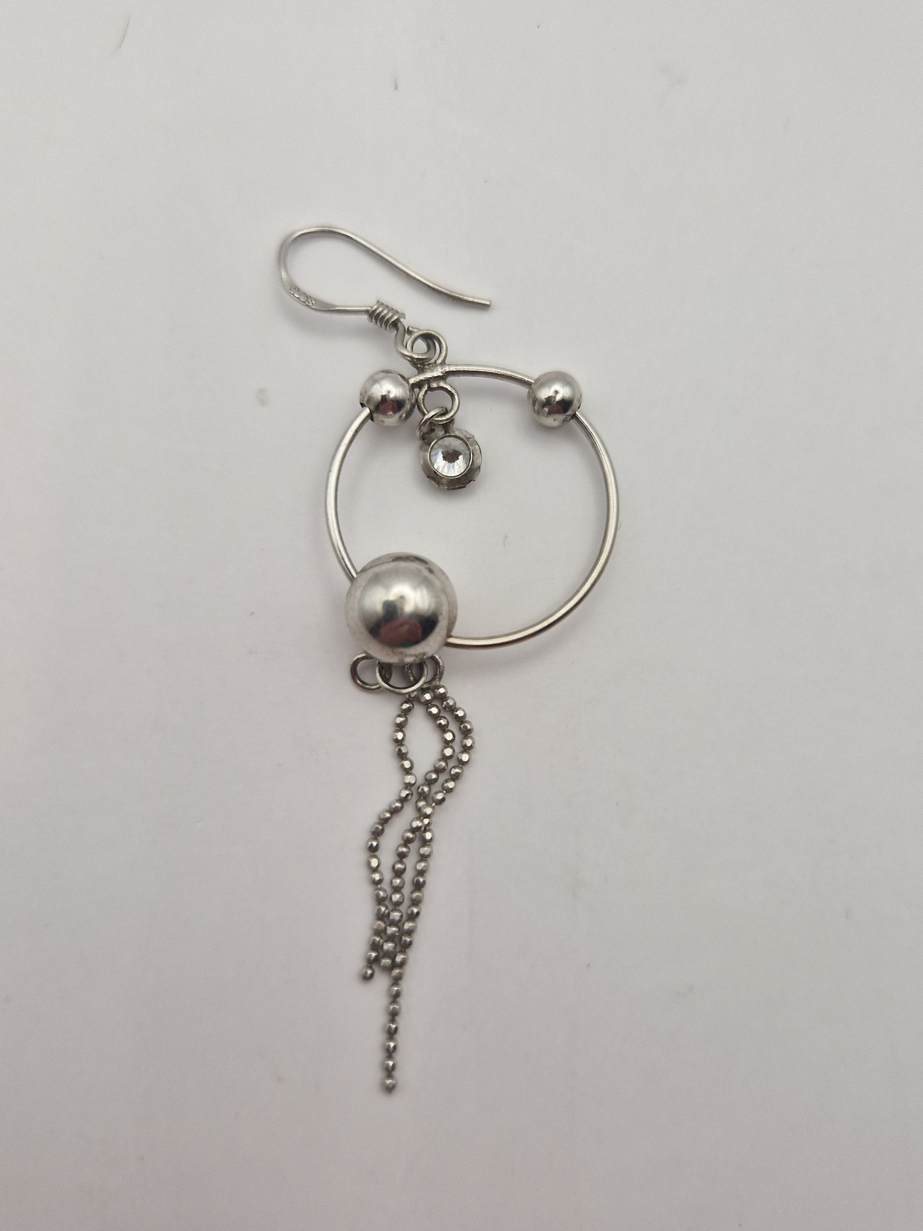 Nærbilde av ring, kule og steindetalj