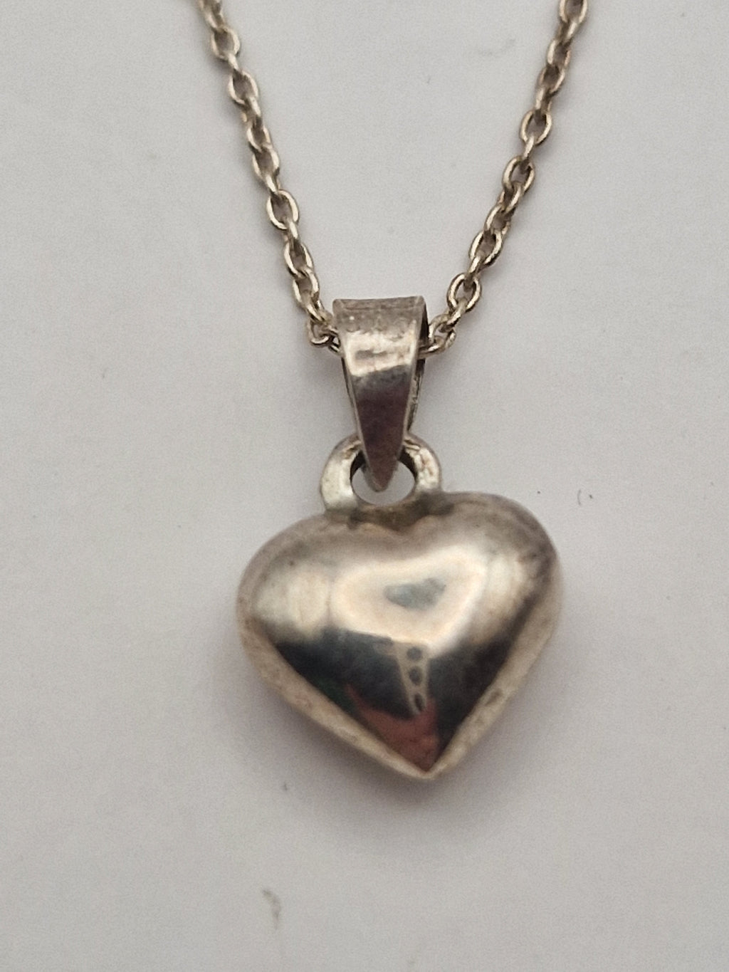 Nærbilde av hjerte i sterlingsølv