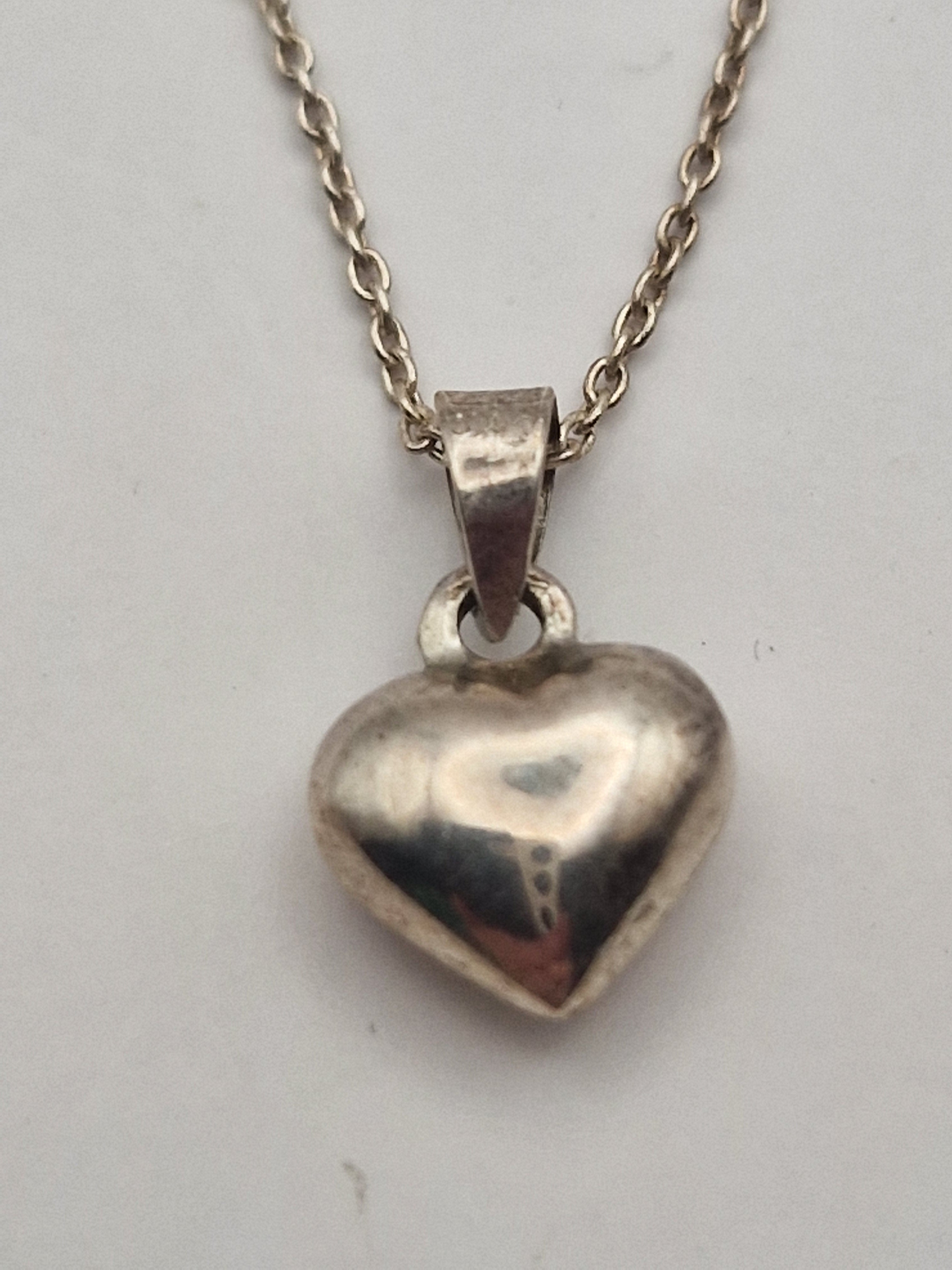 Nærbilde av hjerte i sterlingsølv