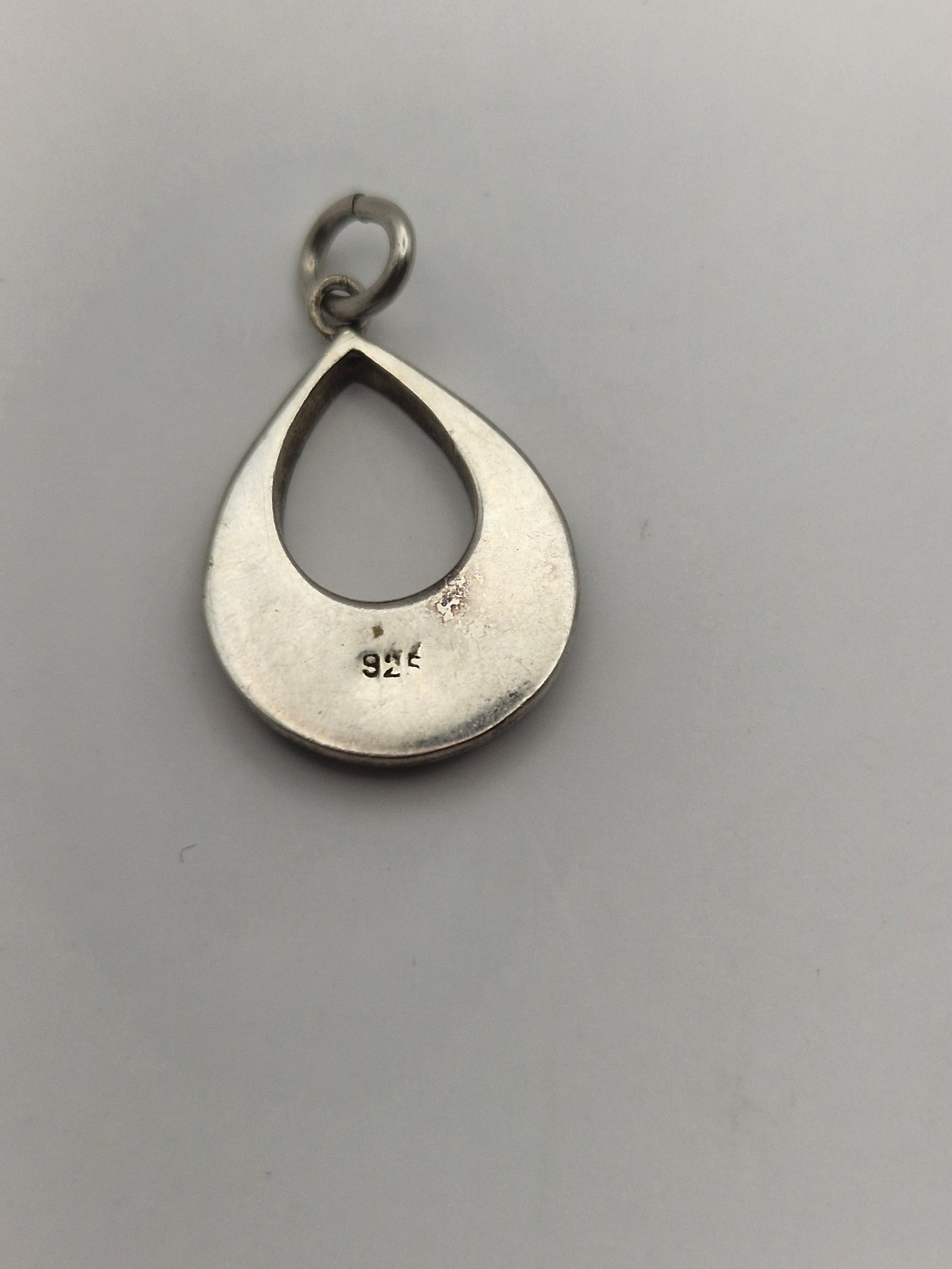 Forside av dråpeformet anheng