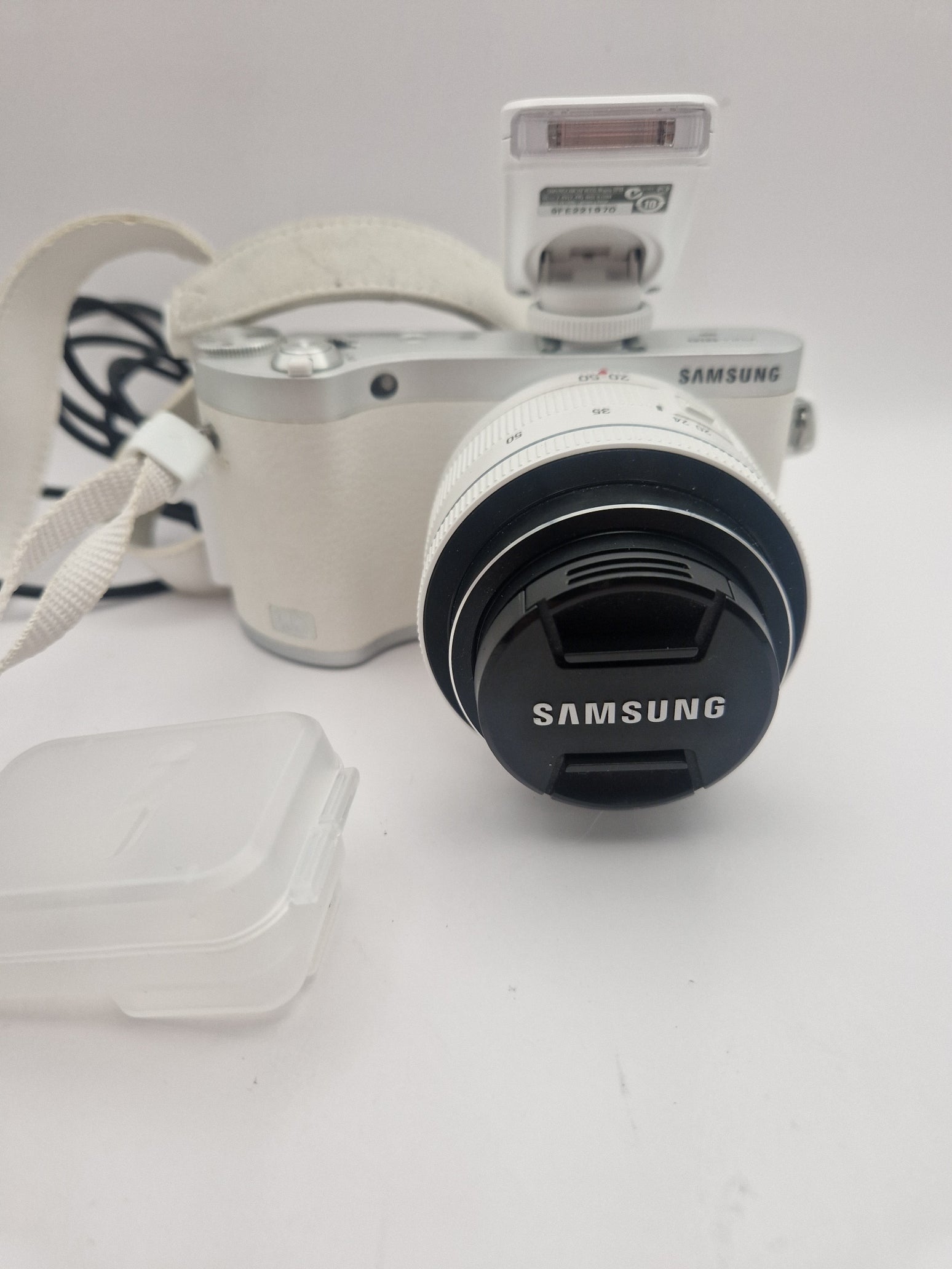 Frontvisning av Samsung NX300 med objektiv