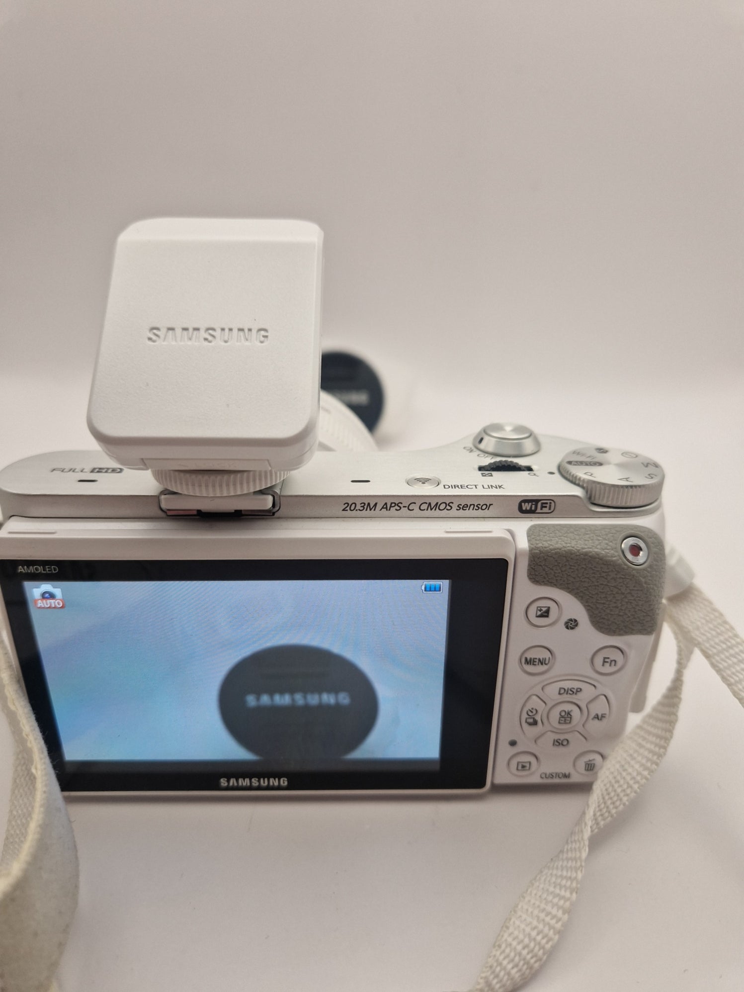 Bakside med vippbar AMOLED-skjerm