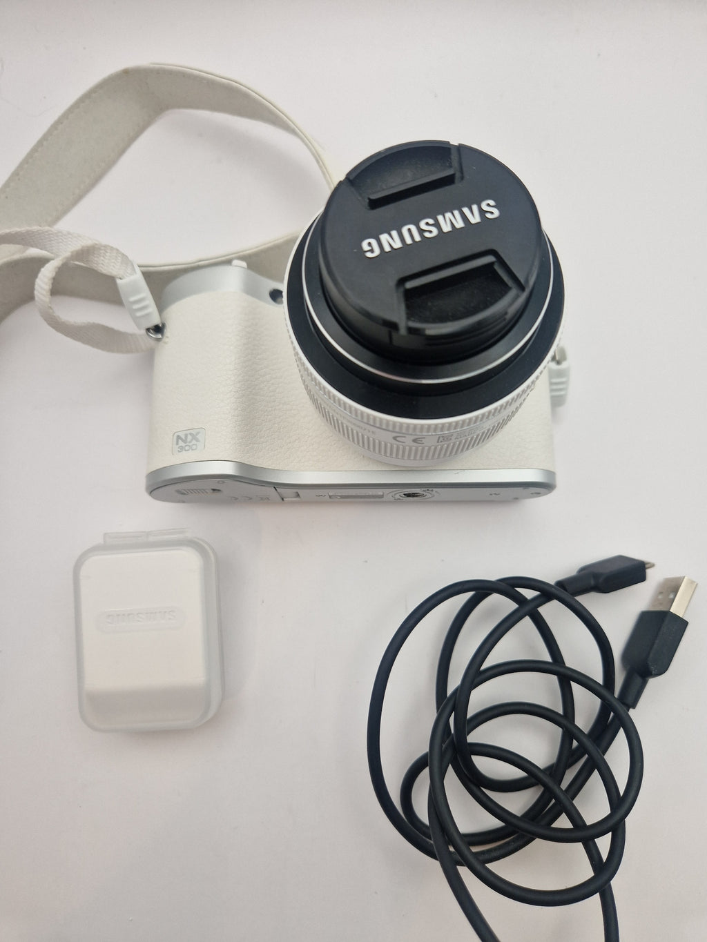 Medfølgende kabel og blitz i tilbehør