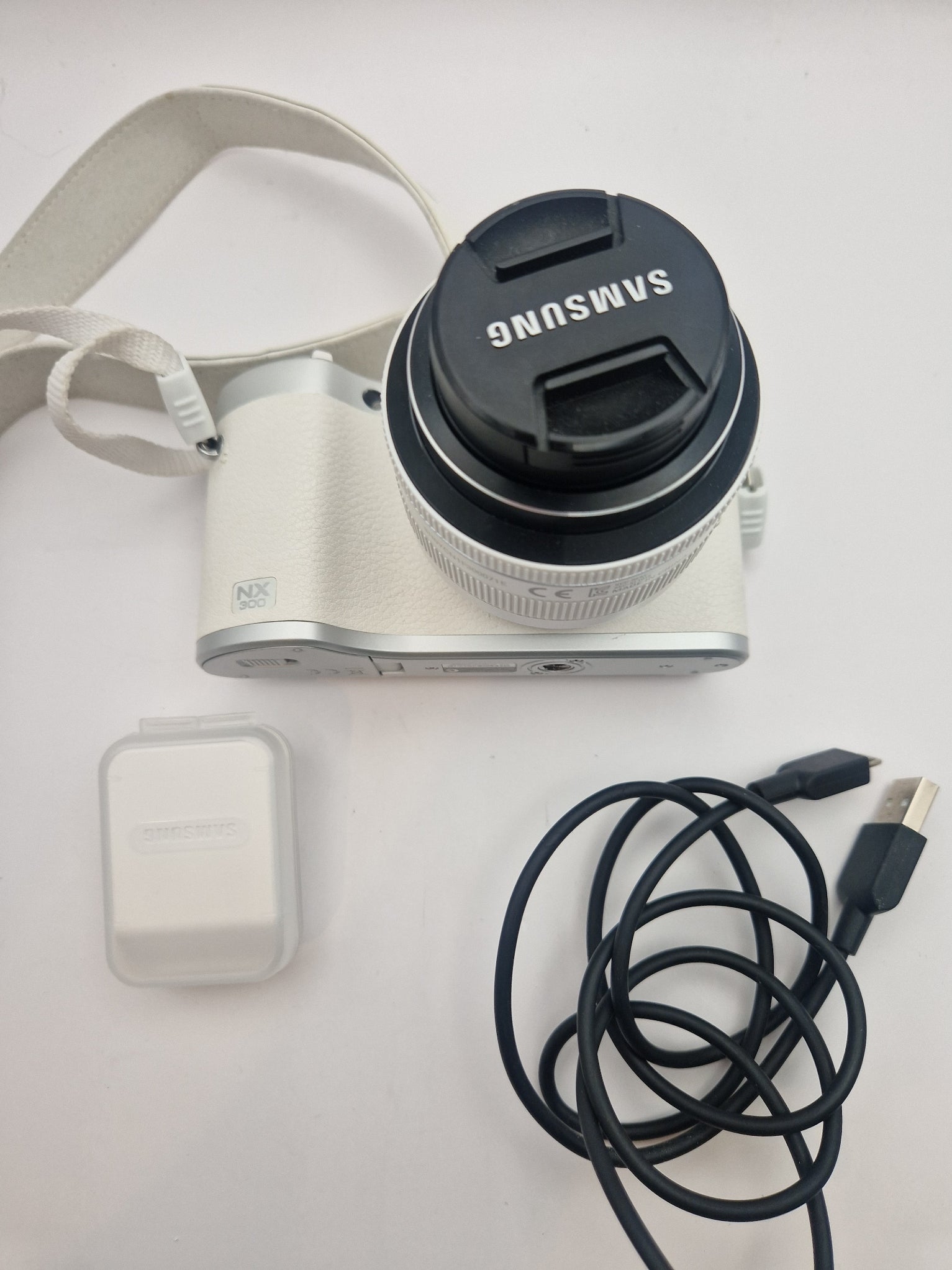 Medfølgende kabel og blitz i tilbehør