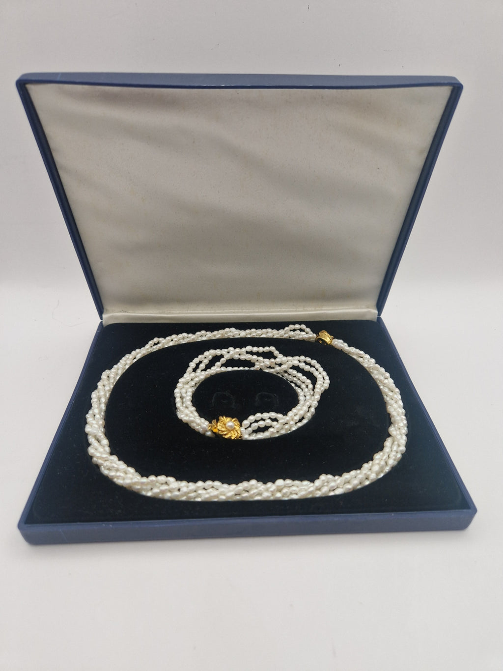 Komplett perlesett med halskjede og armbånd i smykkeboks