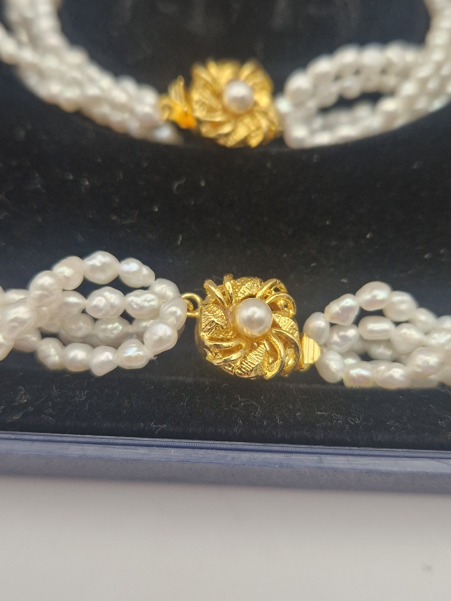 Nærbilde av lås med perledetalj