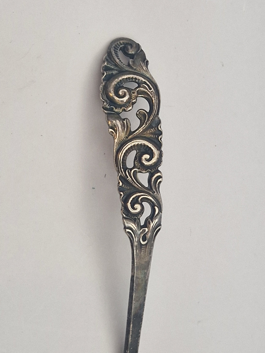 Detalj av rikt dekorert skaft