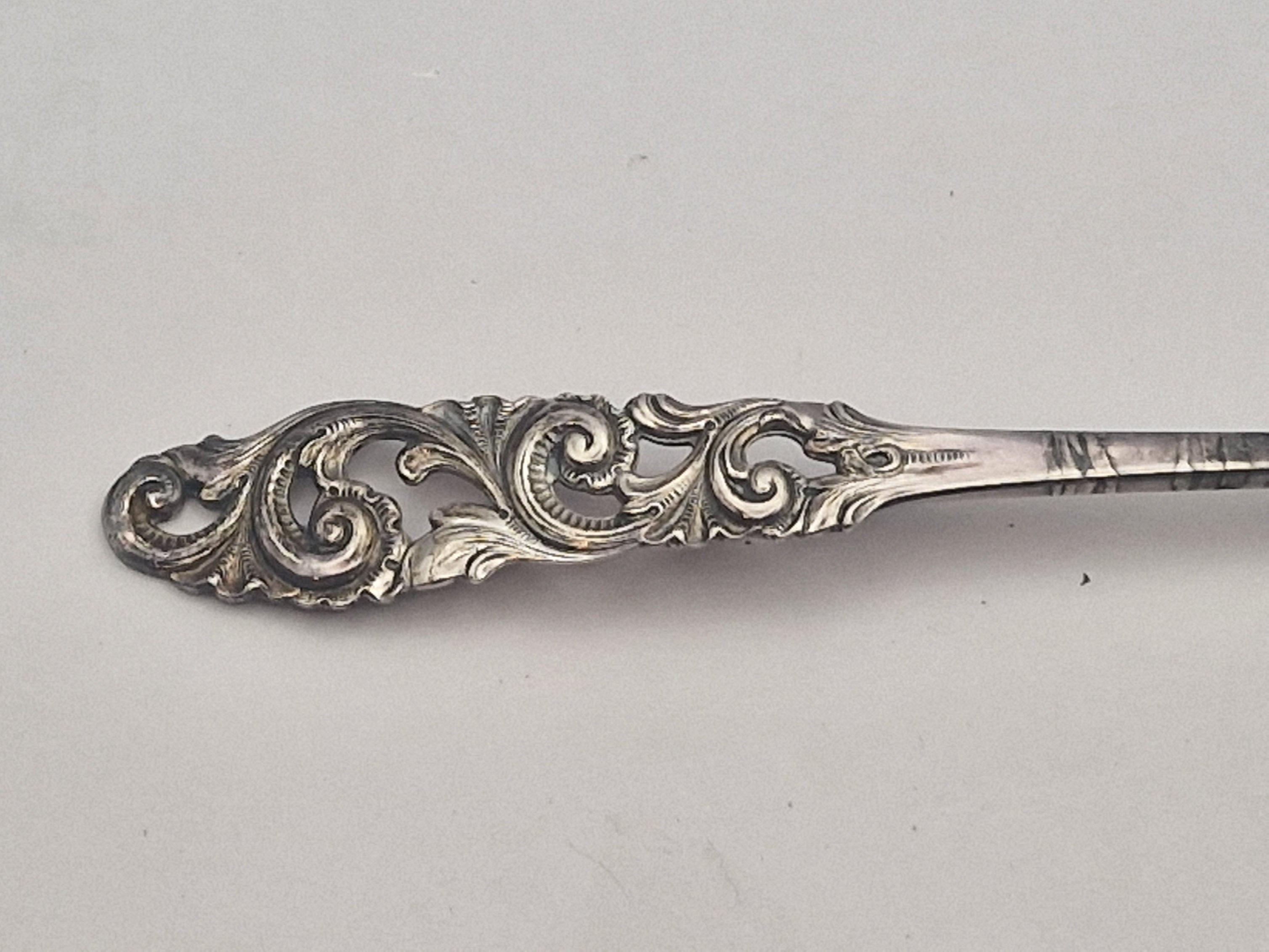 Detalj av gjennombrutt gravering