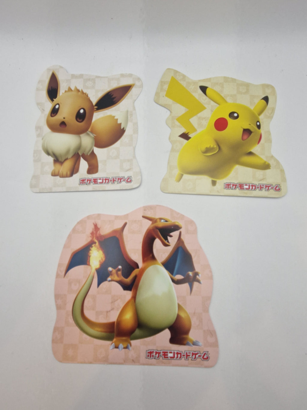 Pikachu, Eevee og Charizard følger med!