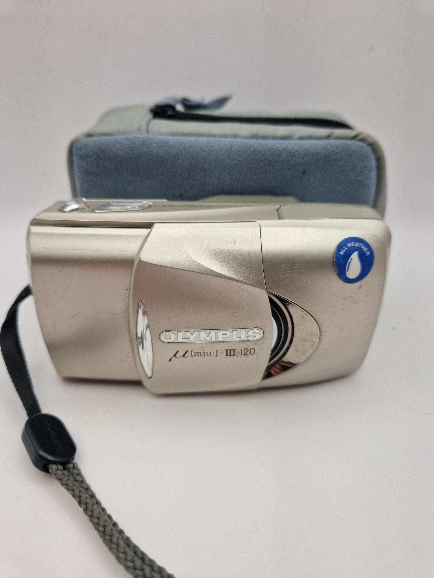 Olympus µ [mju:] III 120 front med lukket objektiv