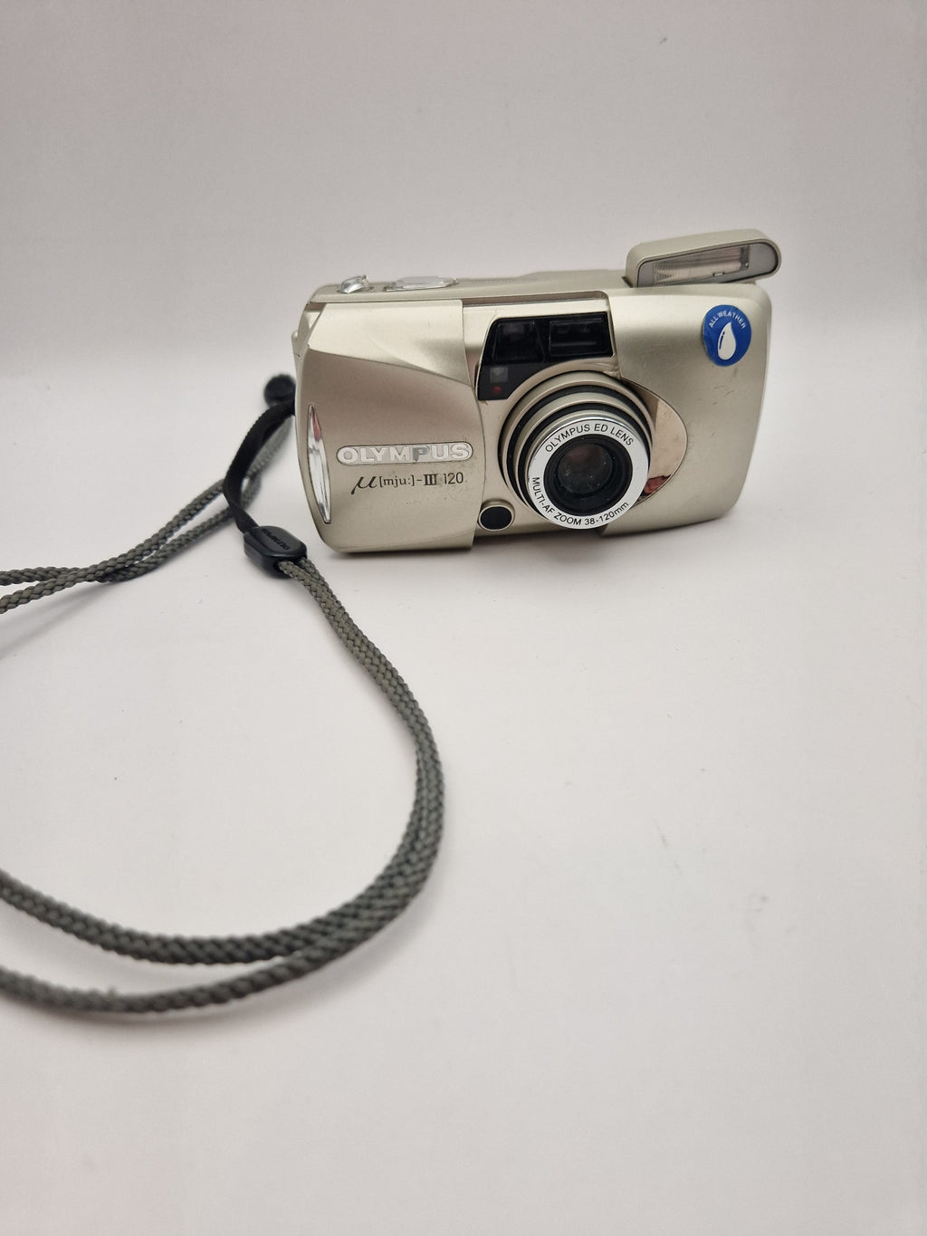 Olympus Mju III 120 med objektiv ute og blits oppe