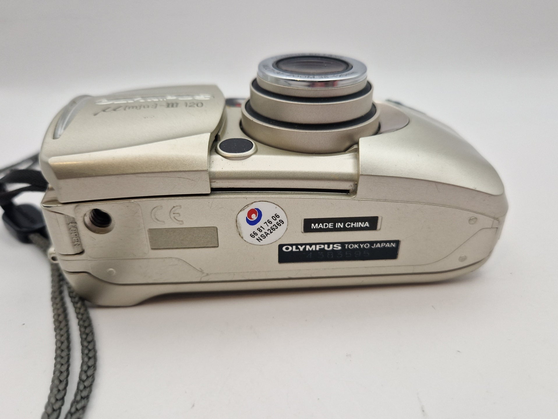 Underside med serienummer og Olympus-merke