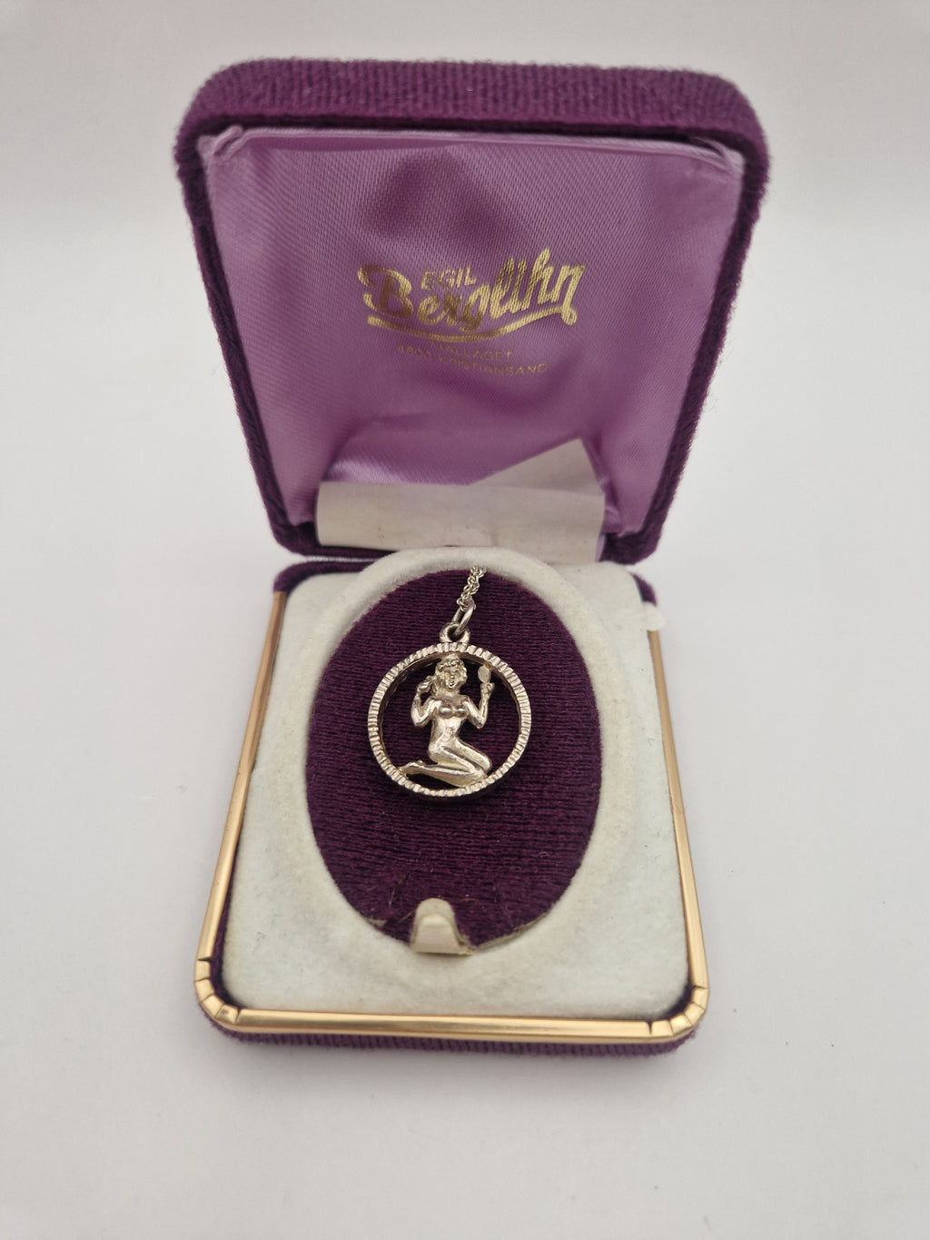 Sølv halskjede med rundt dameanheng i eske