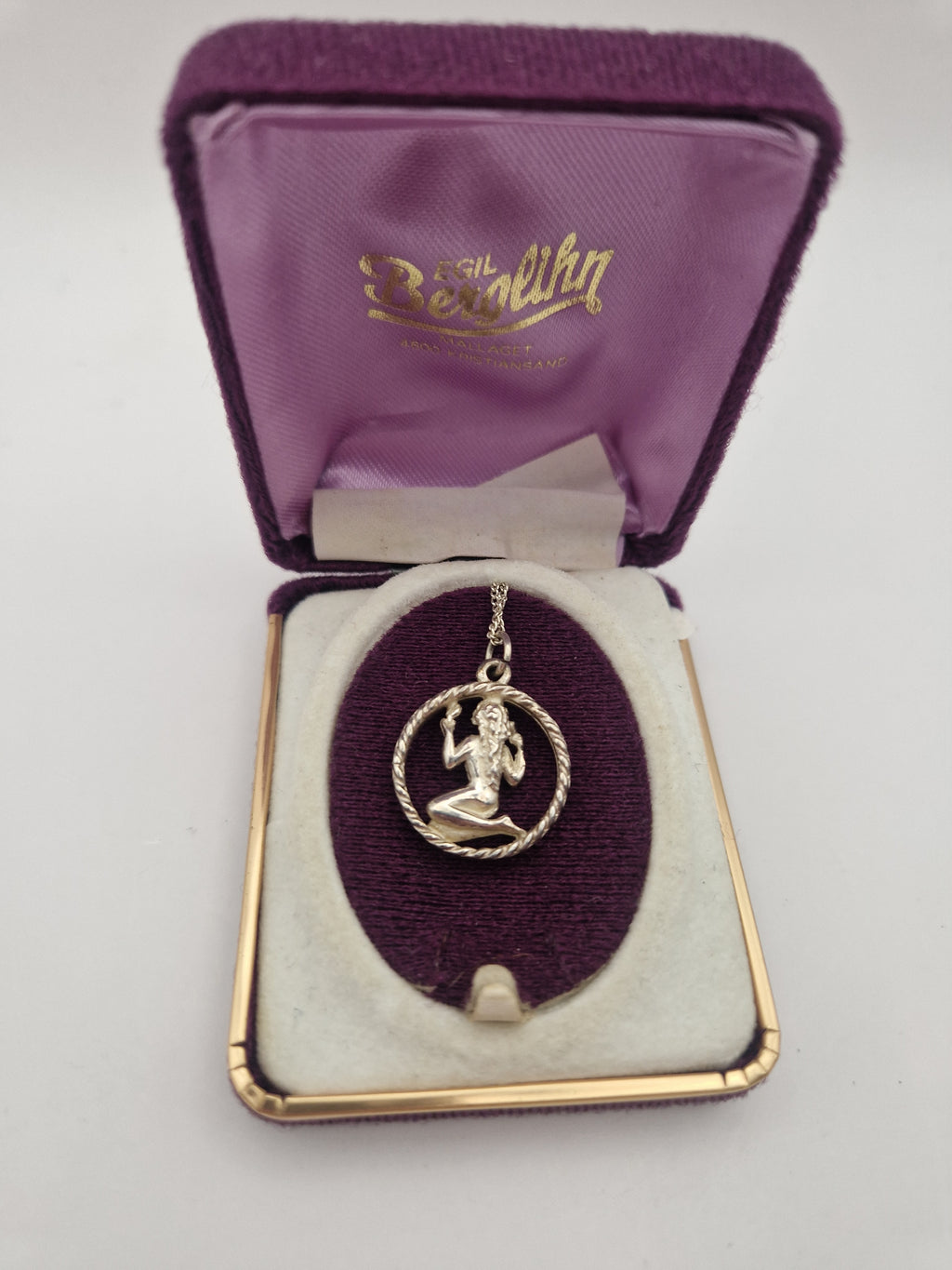 Nærbilde av detaljert figur i 925 sølv