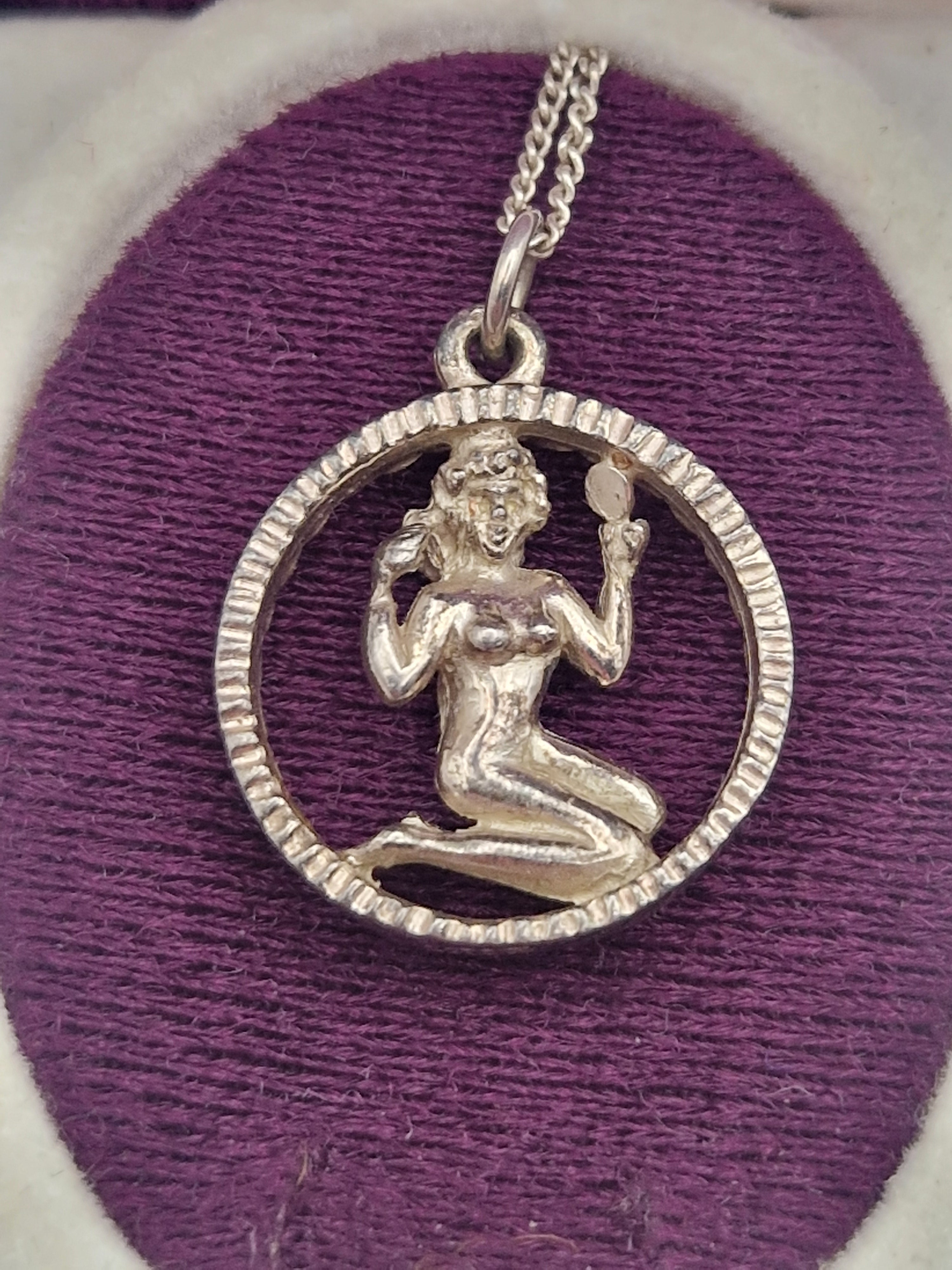 Nærbilde av detaljert figur i 925 sølv