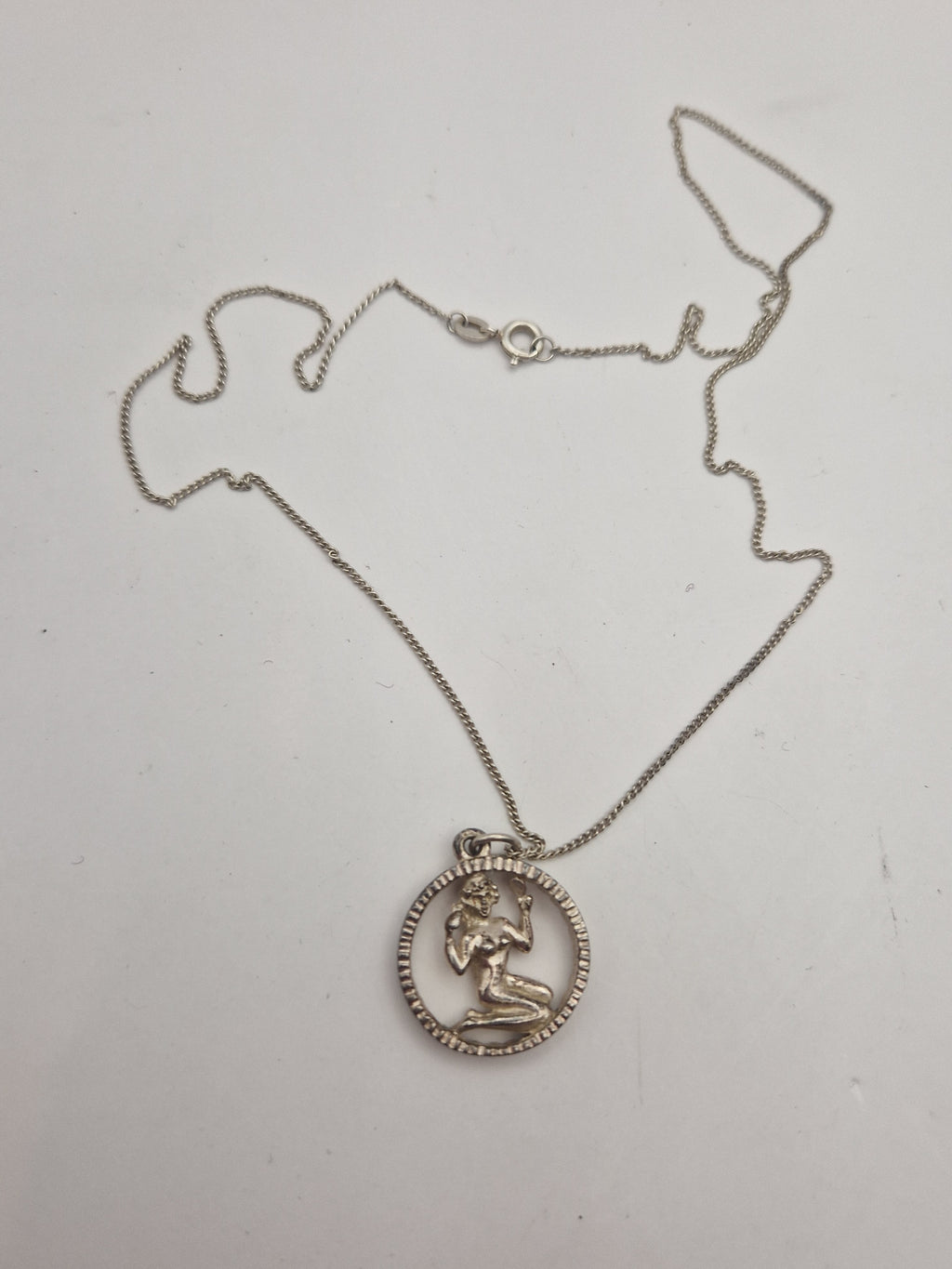 Oversiktsbilde av kjede og anheng