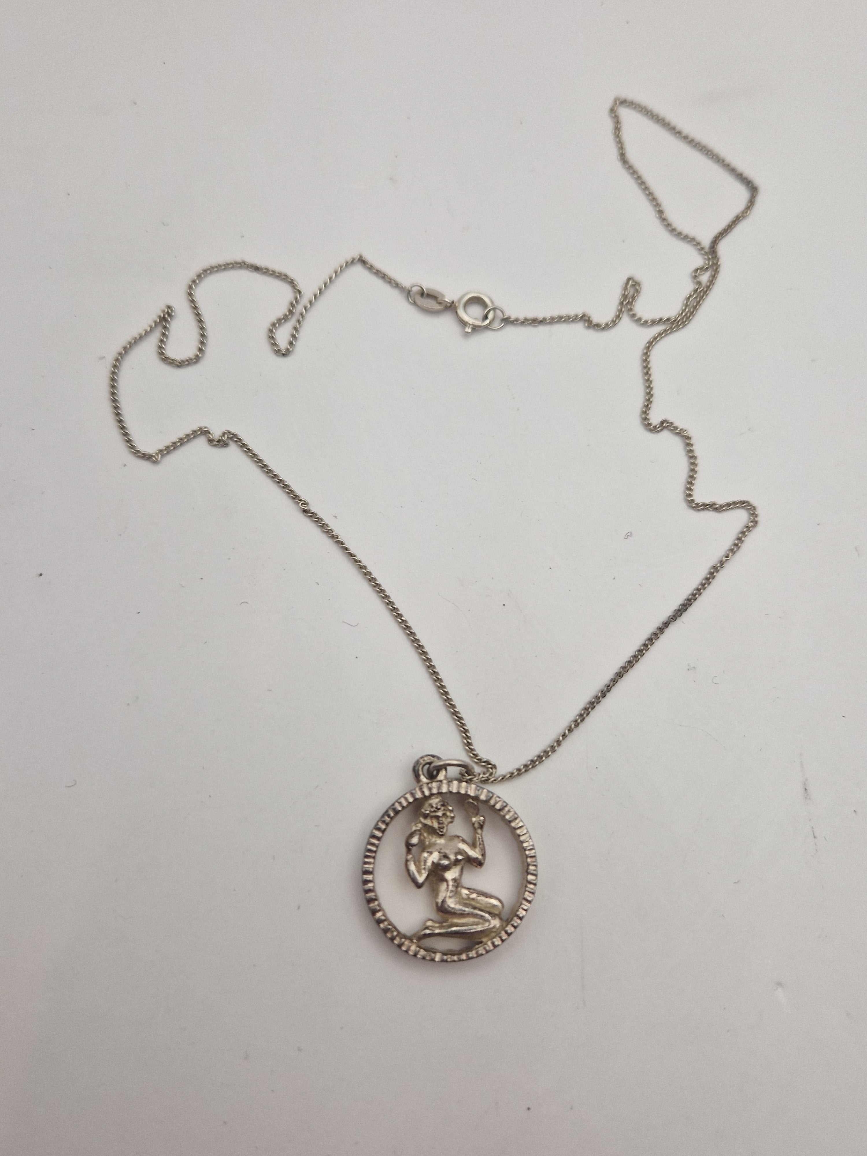 Oversiktsbilde av kjede og anheng