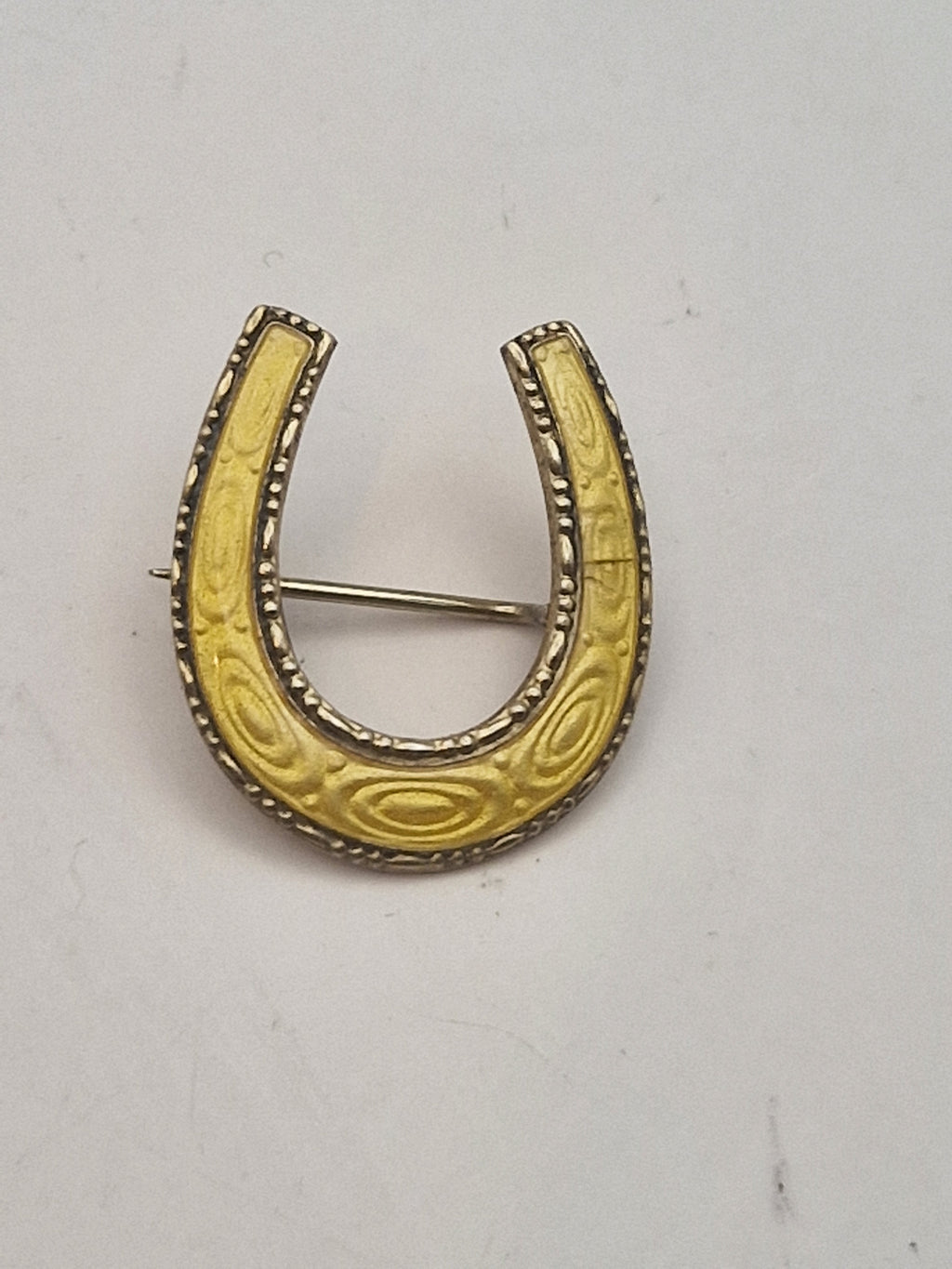 Hestesko brosje i 925 sølv med gul emalje – front