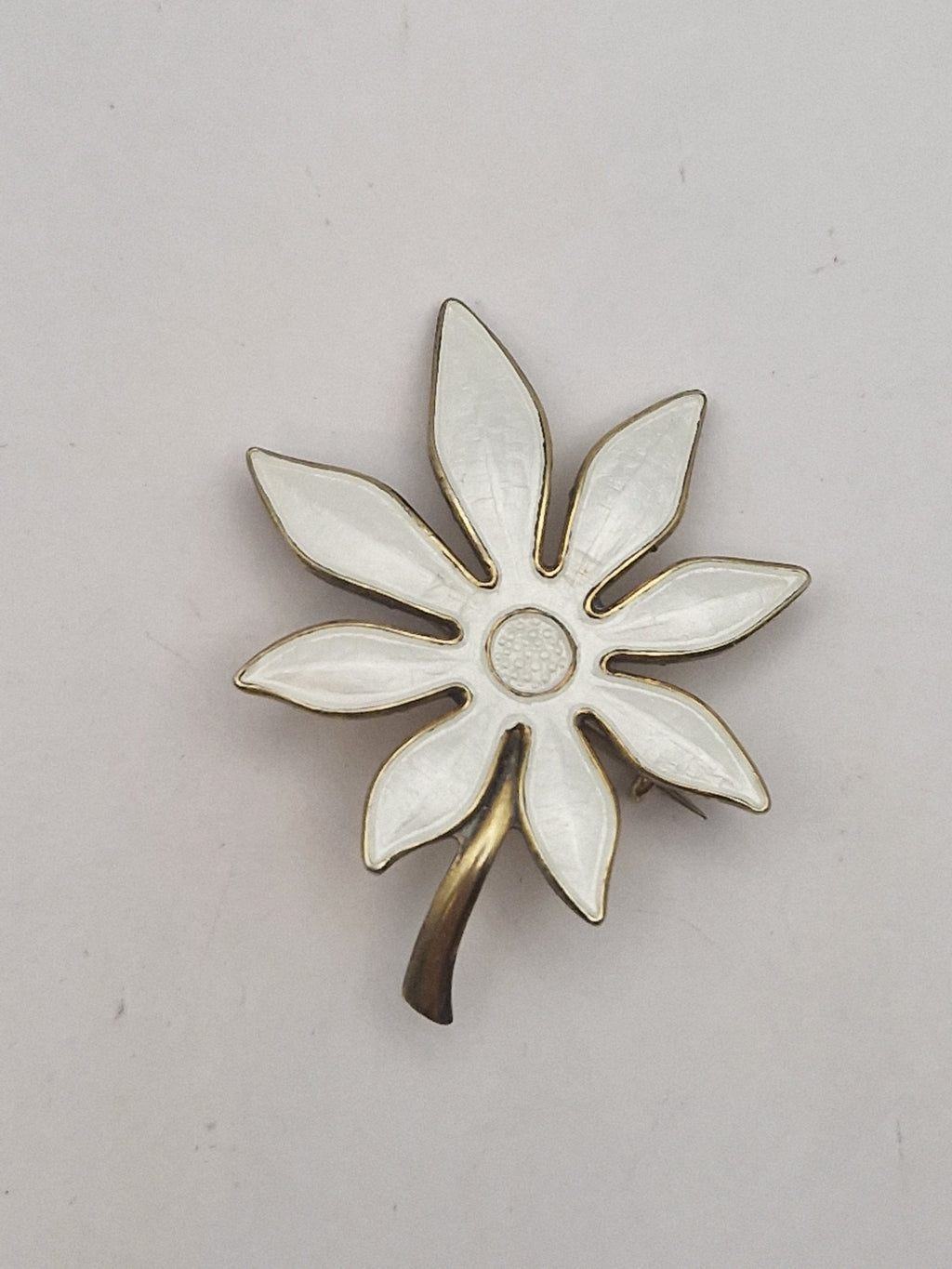 Aksel Holmsen brosje i 925 sølv med hvit emalje – front