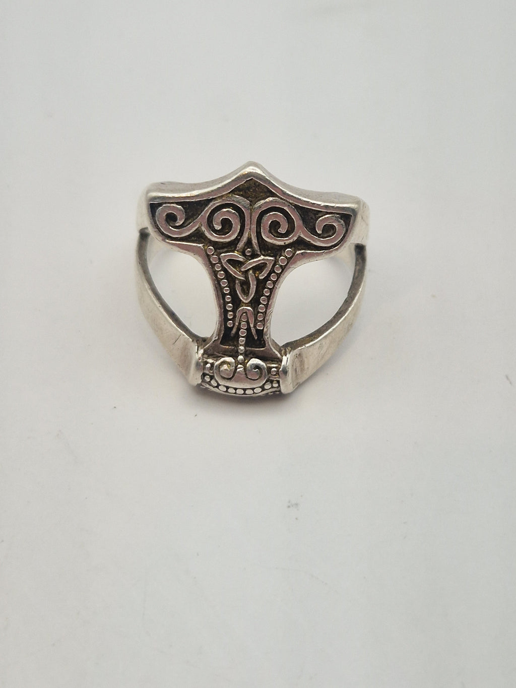 Front av sølvring med norrønt motiv