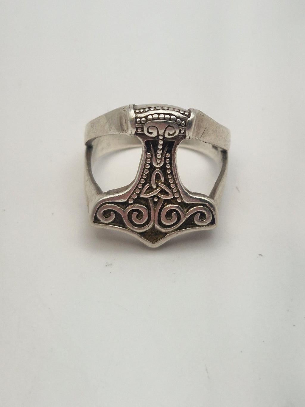 Front av sølvring med norrønt motiv