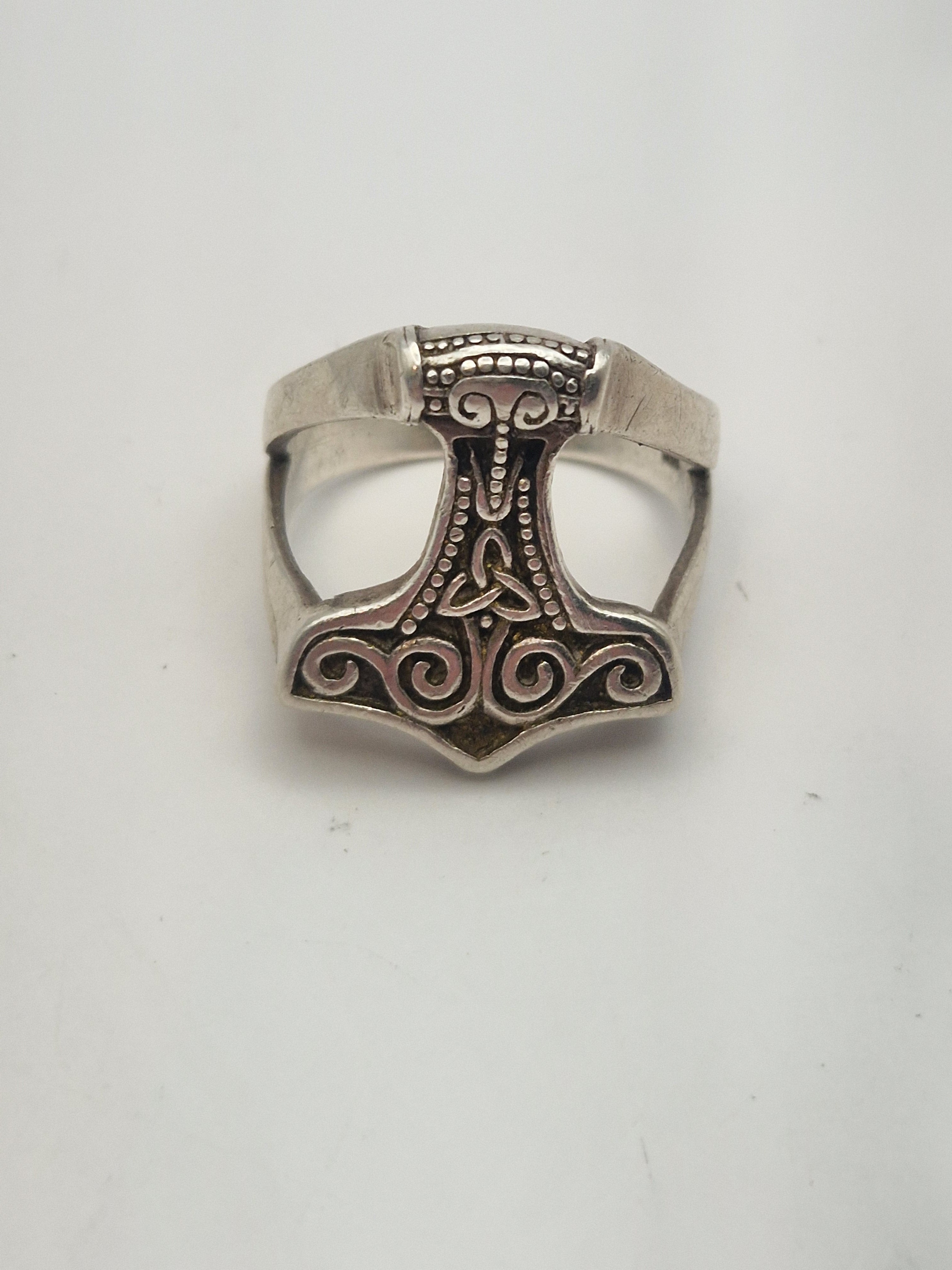 Front av sølvring med norrønt motiv