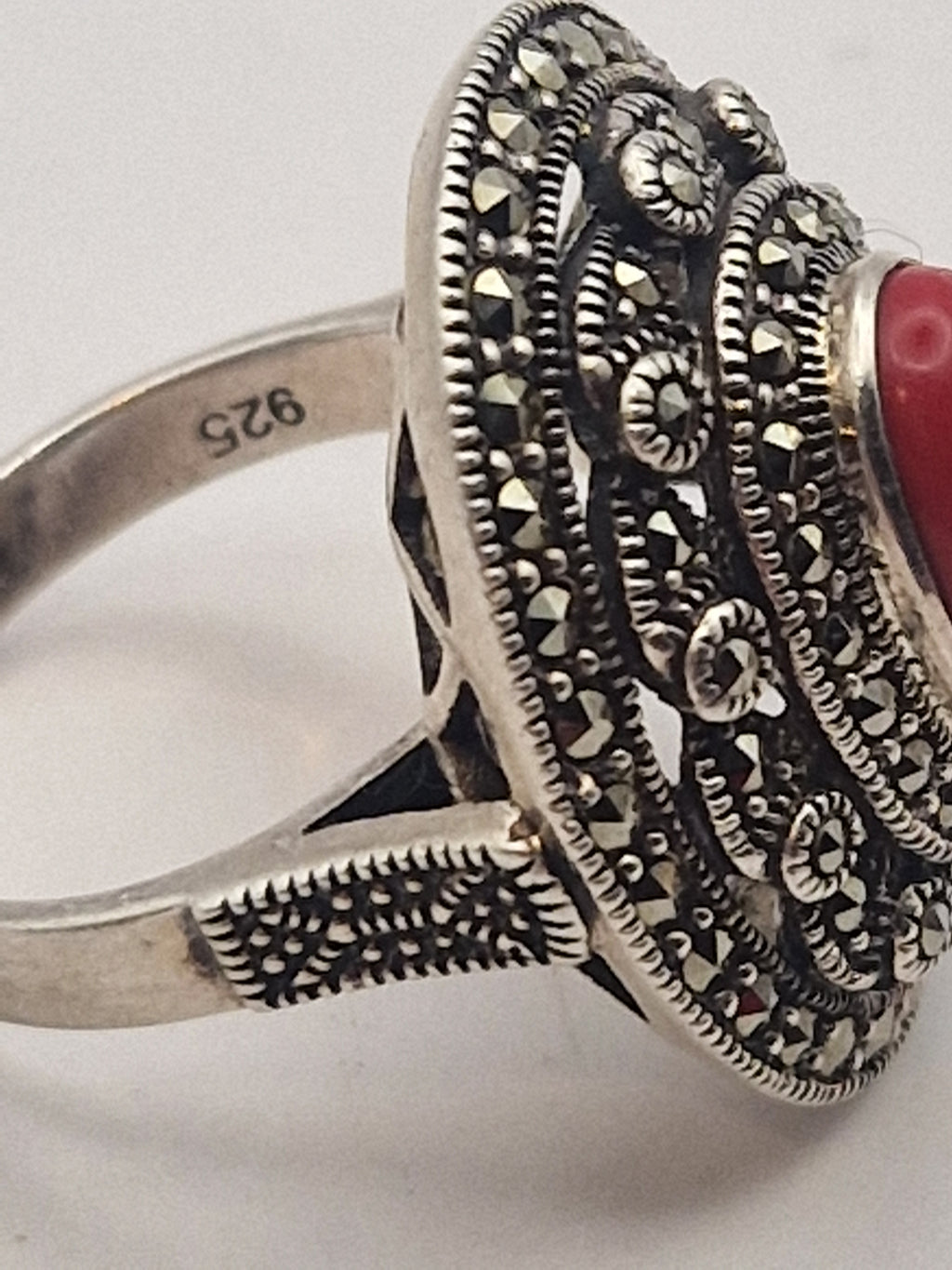 Nærbilde av stein og 925-stempel