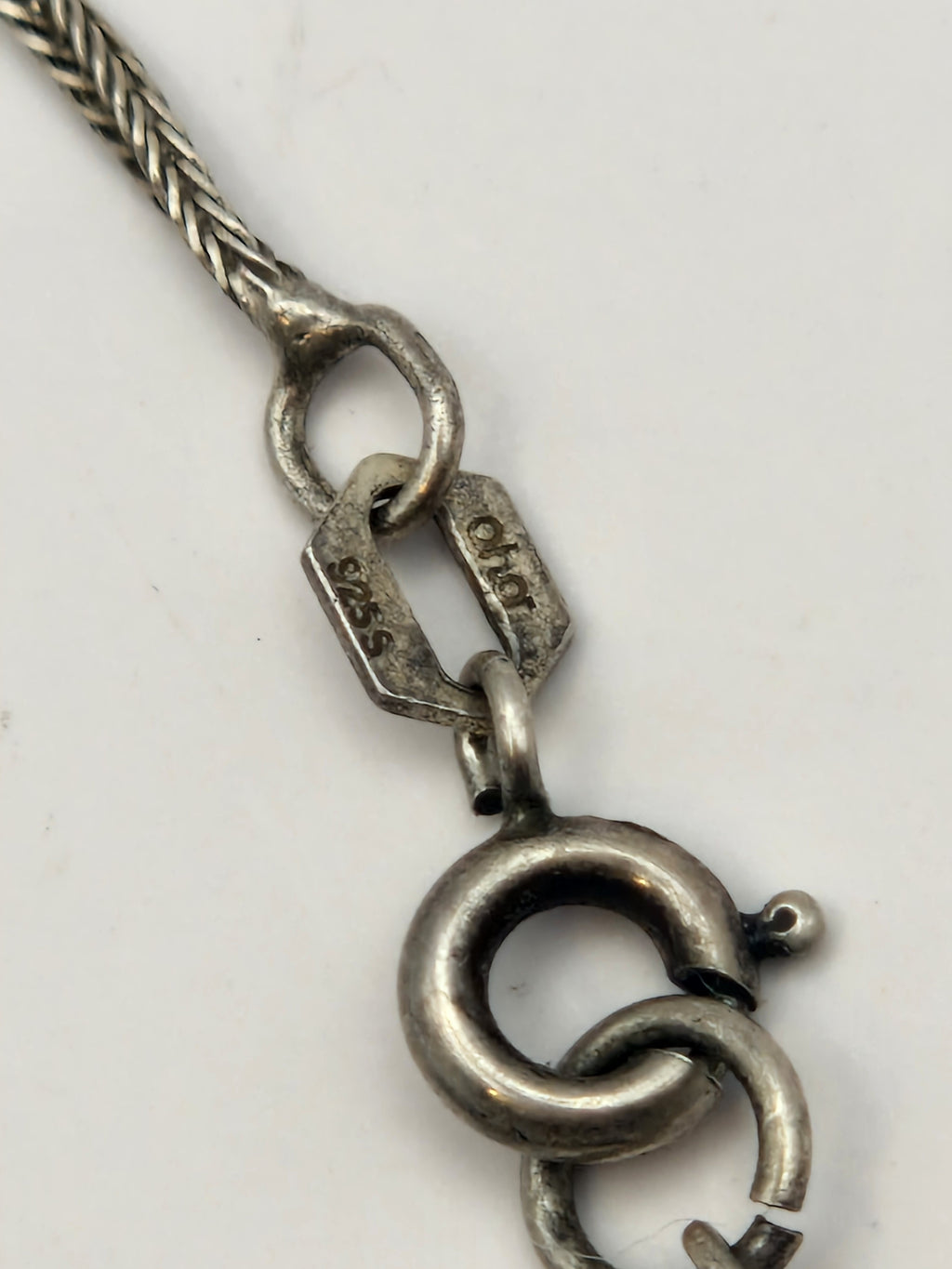 Detaljbilde av lås og 925-stempel