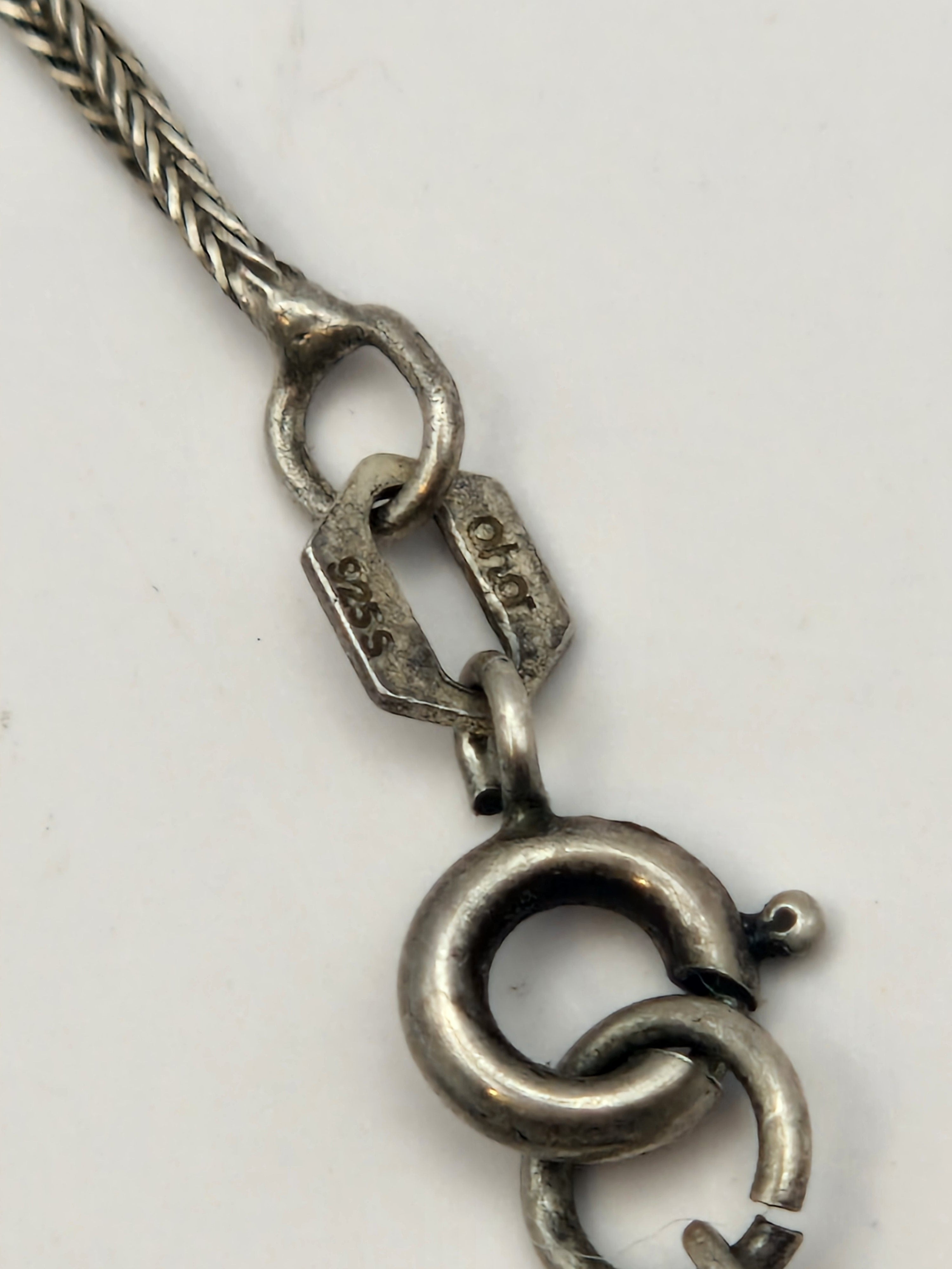 Detaljbilde av lås og 925-stempel