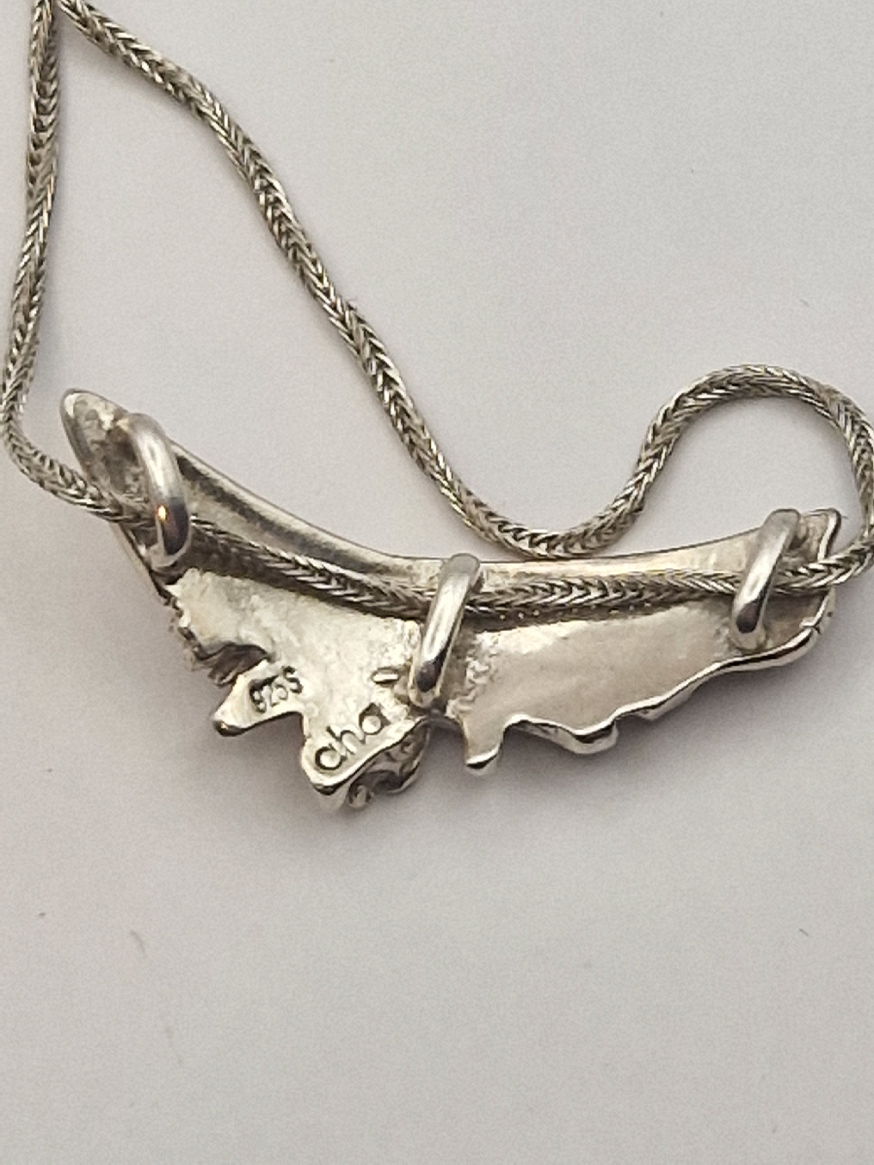 Underside av anheng med mestermerke