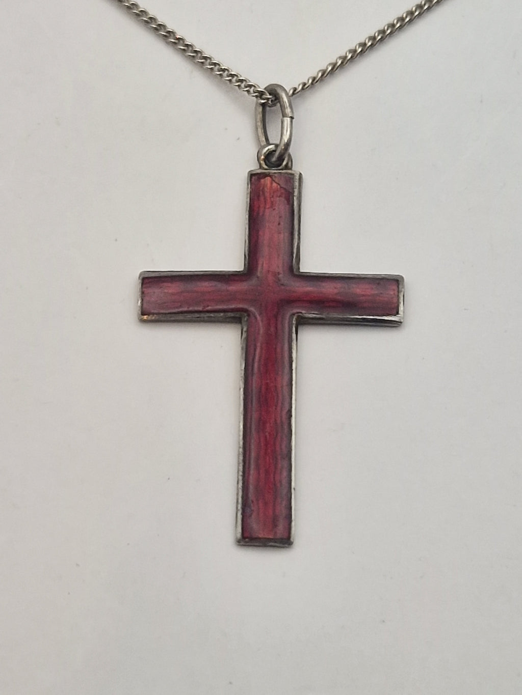 Nærbilde av rød emalje