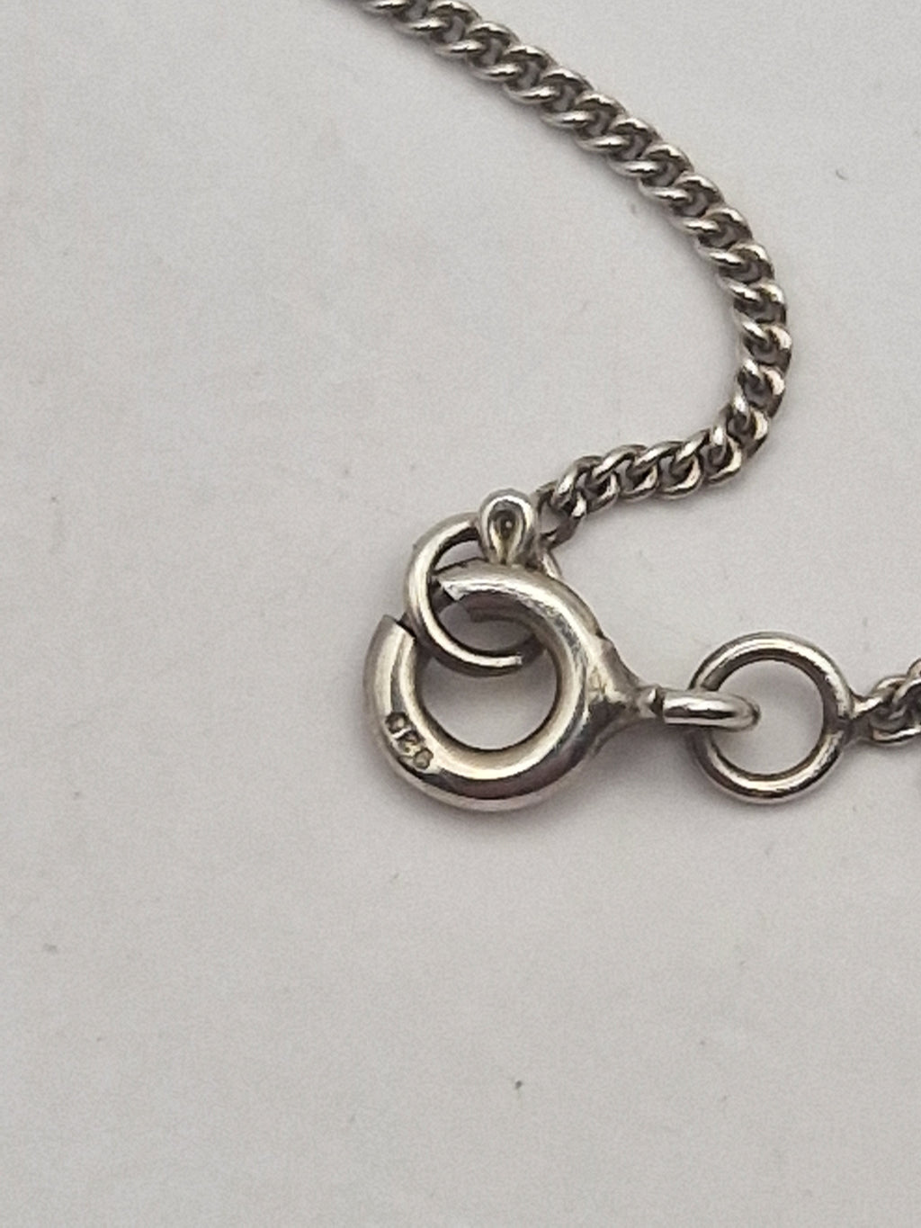 Detaljbilde av lås og 925-stempel