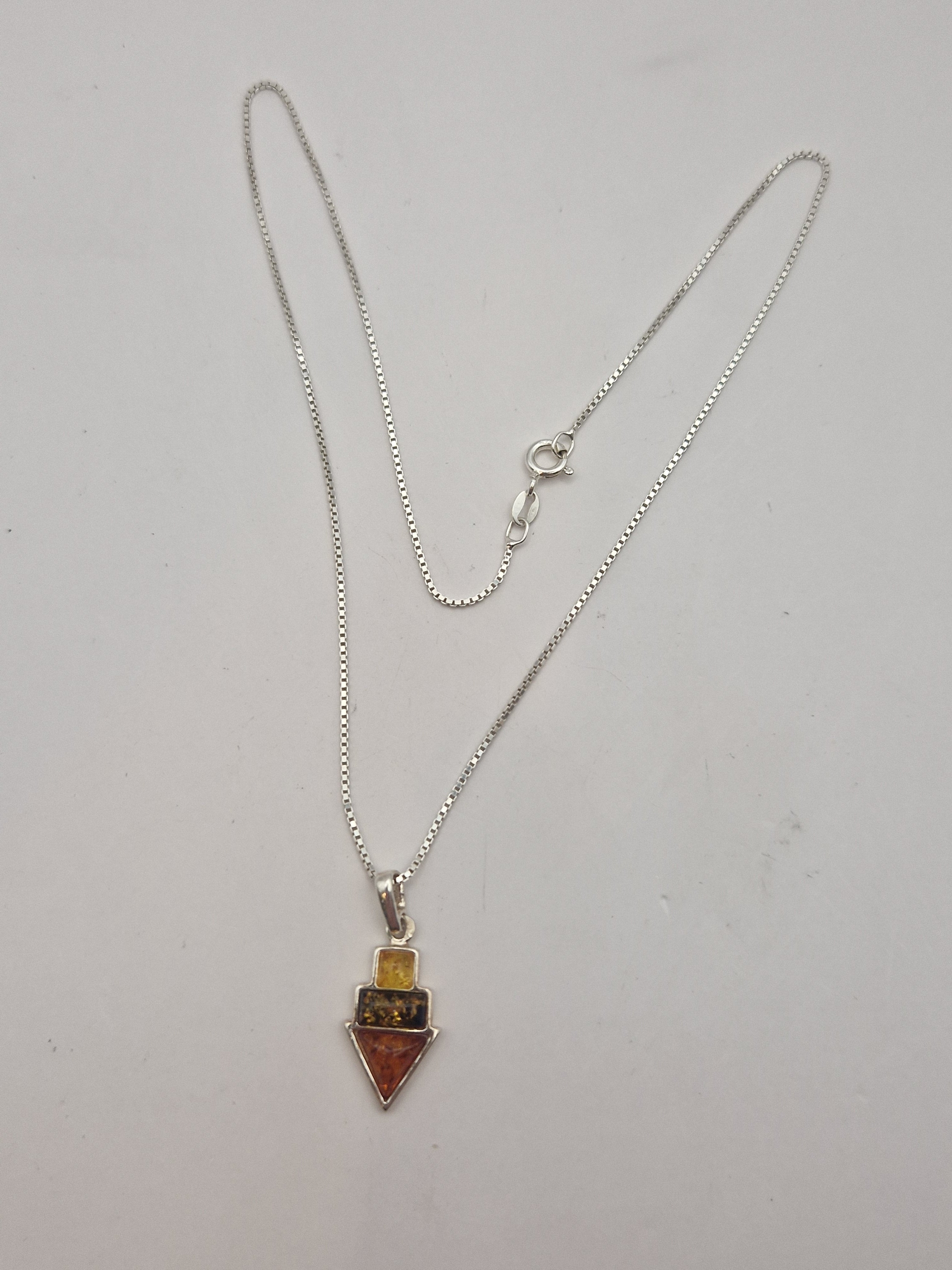 Oversiktsbilde av halskjede