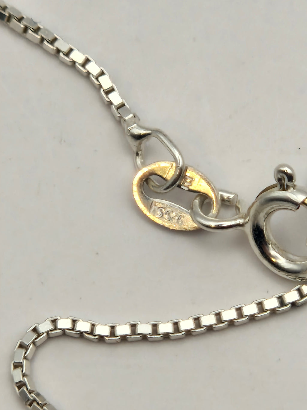 Detaljbilde av lås og 925-stempel