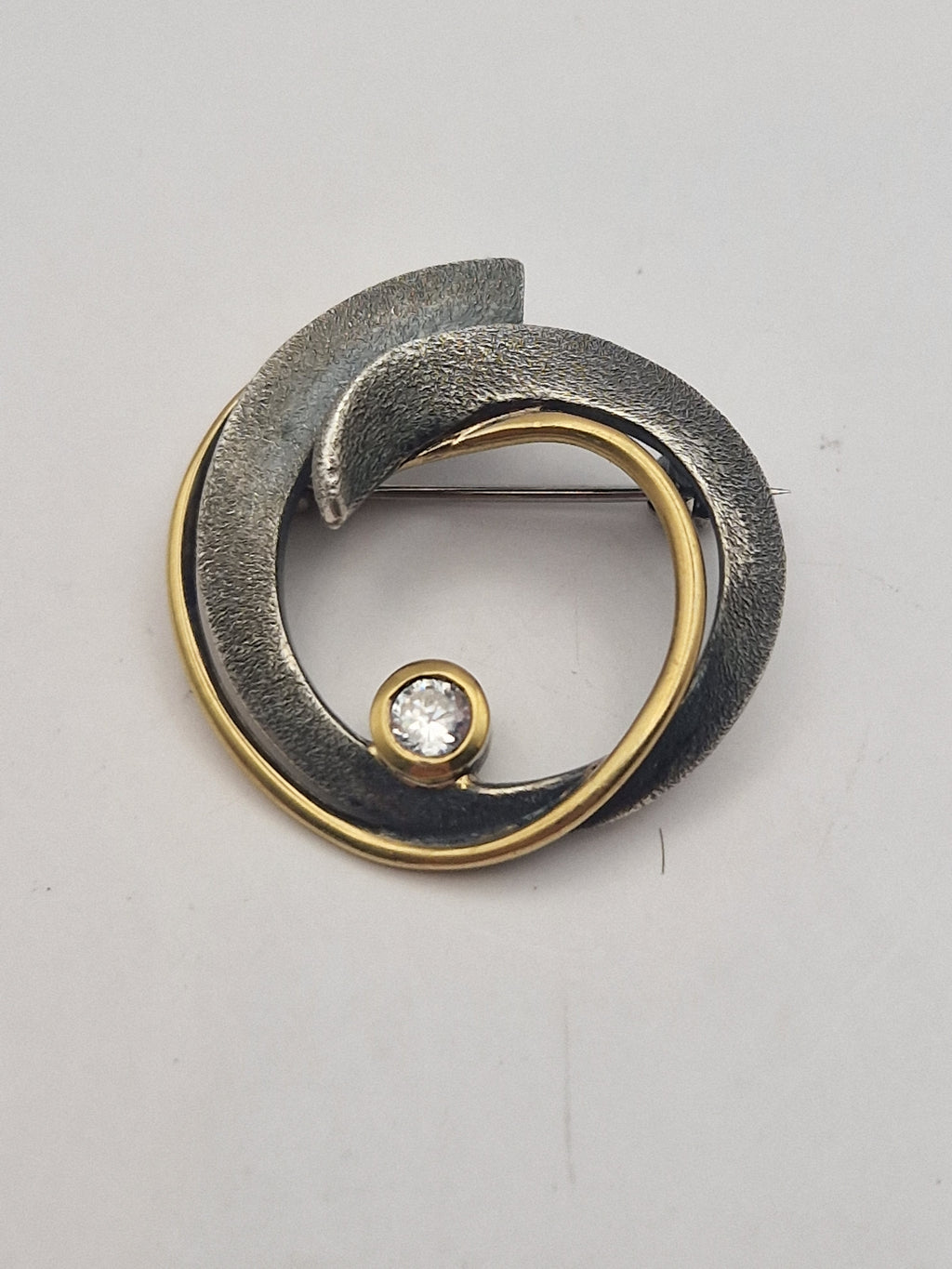 Frontbilde av designbrosjen