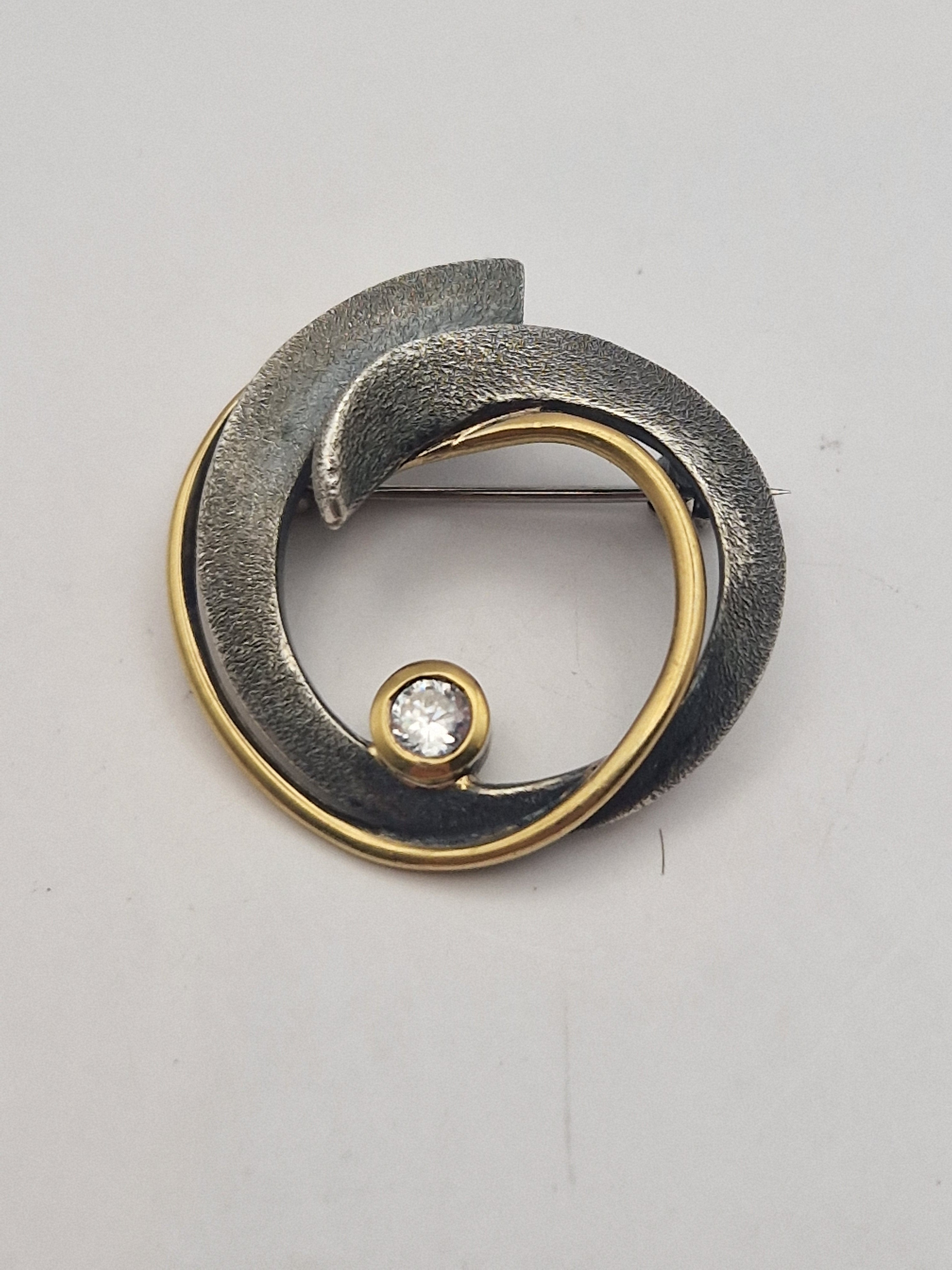 Frontbilde av designbrosjen