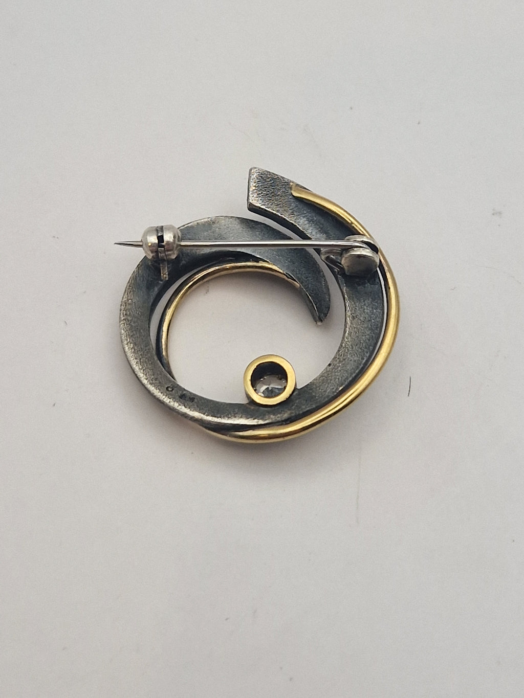 Baksiden med nålmekanisme