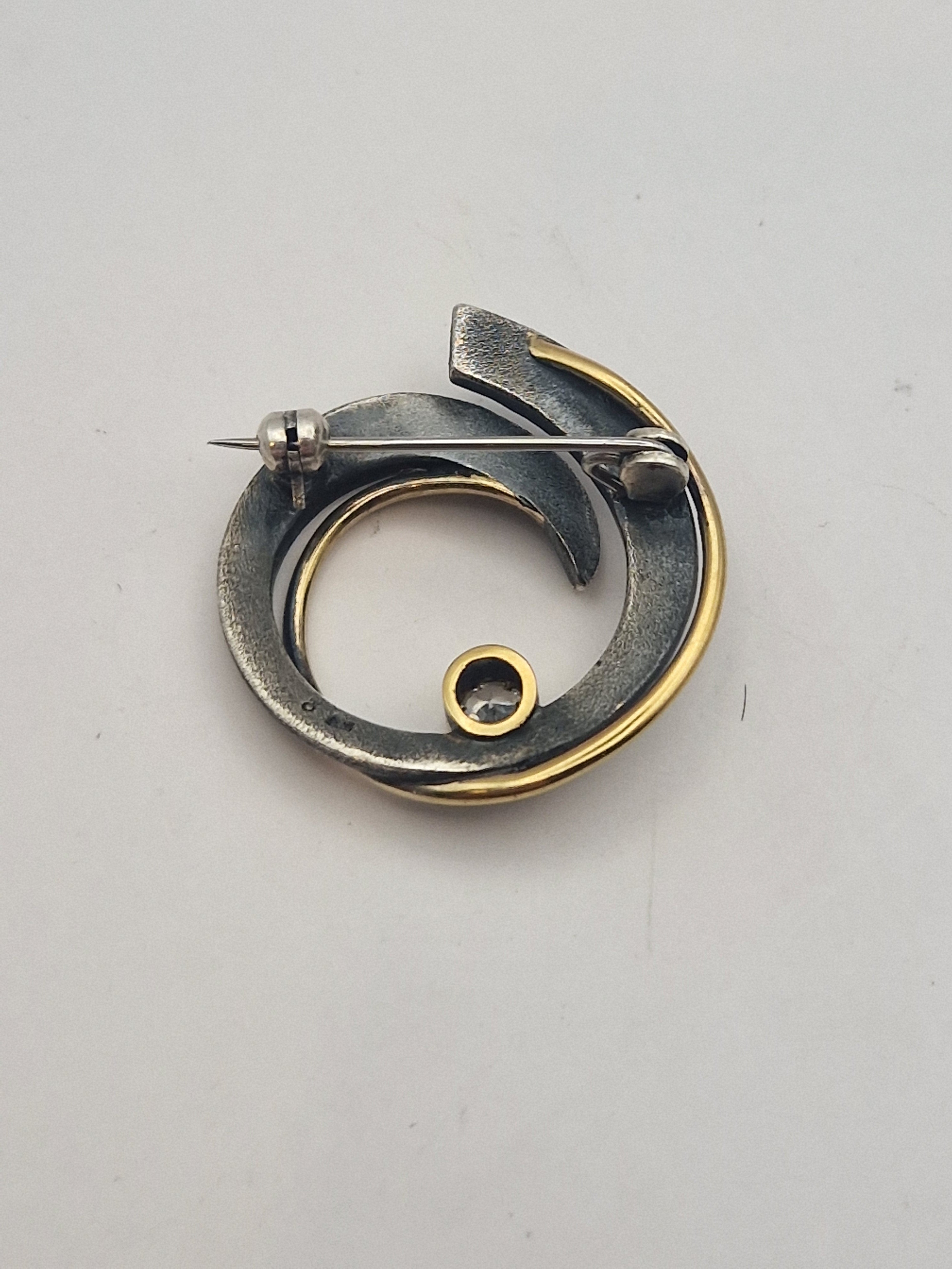 Baksiden med nålmekanisme