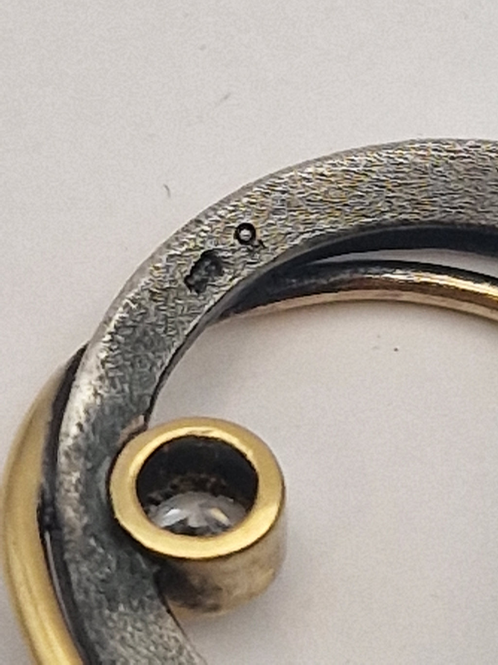 Teksturdetaljer i sølvet med stempel 925 og mester