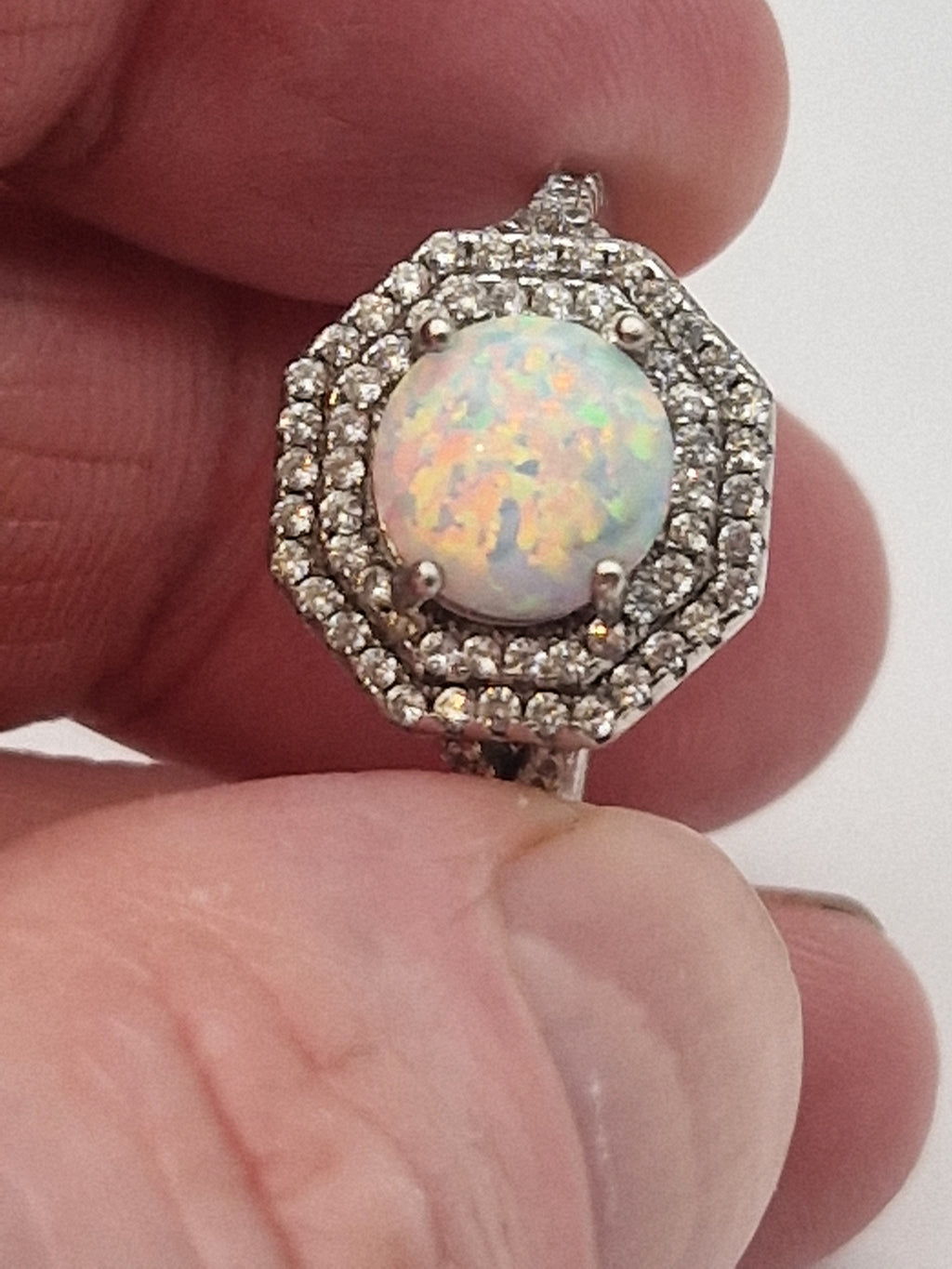 Frontbilde som viser opalens fargespill