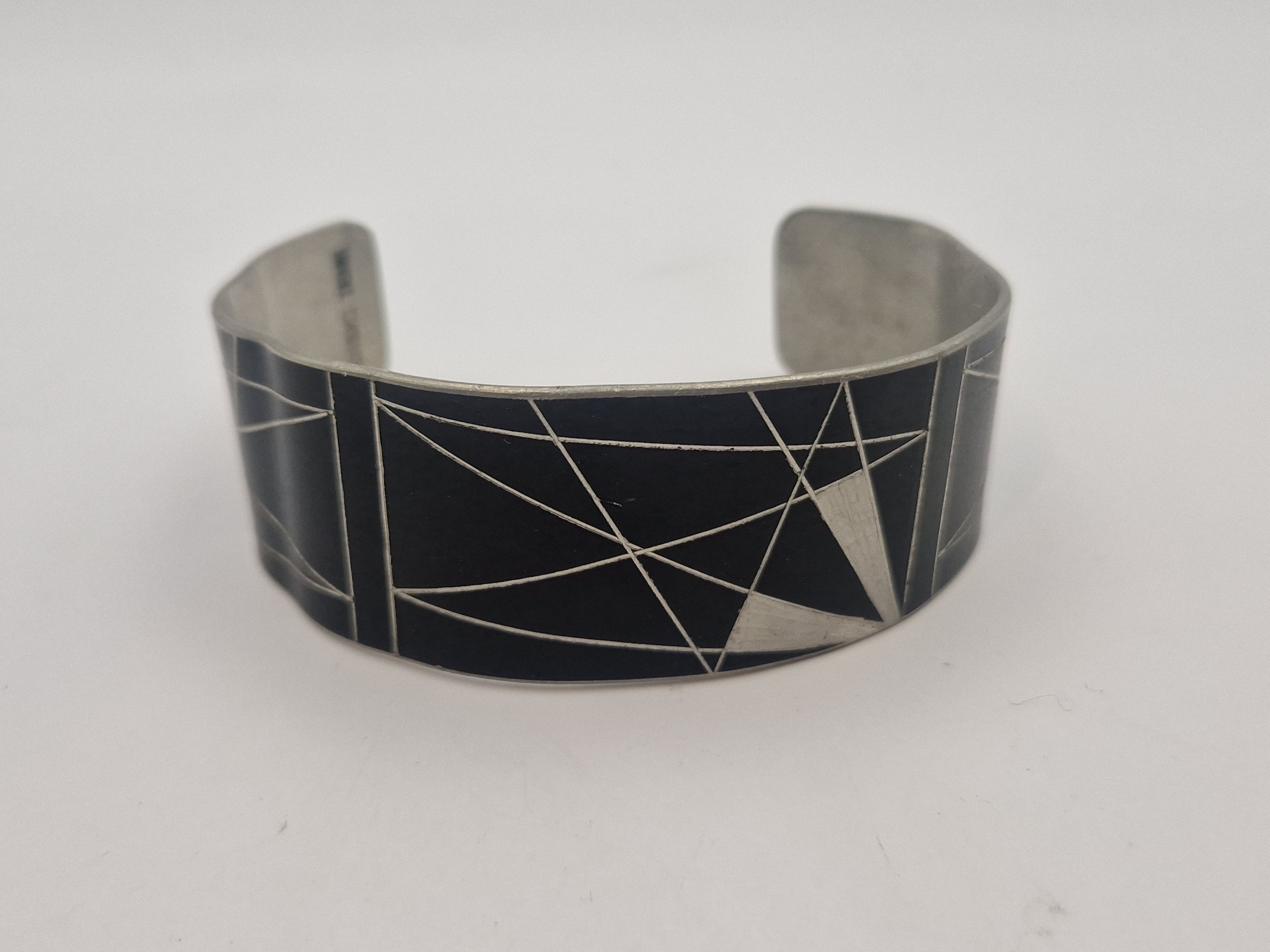 Frontbilde som viser det geometriske mønsteret