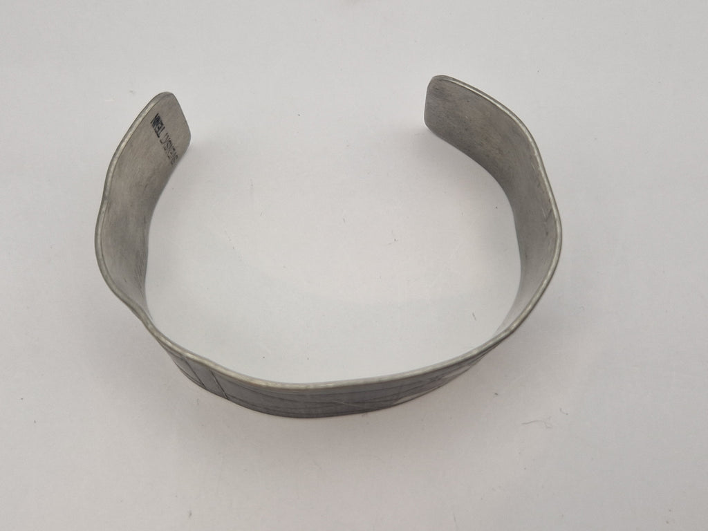 Innside med tydelig SVENSK TENN-stempel