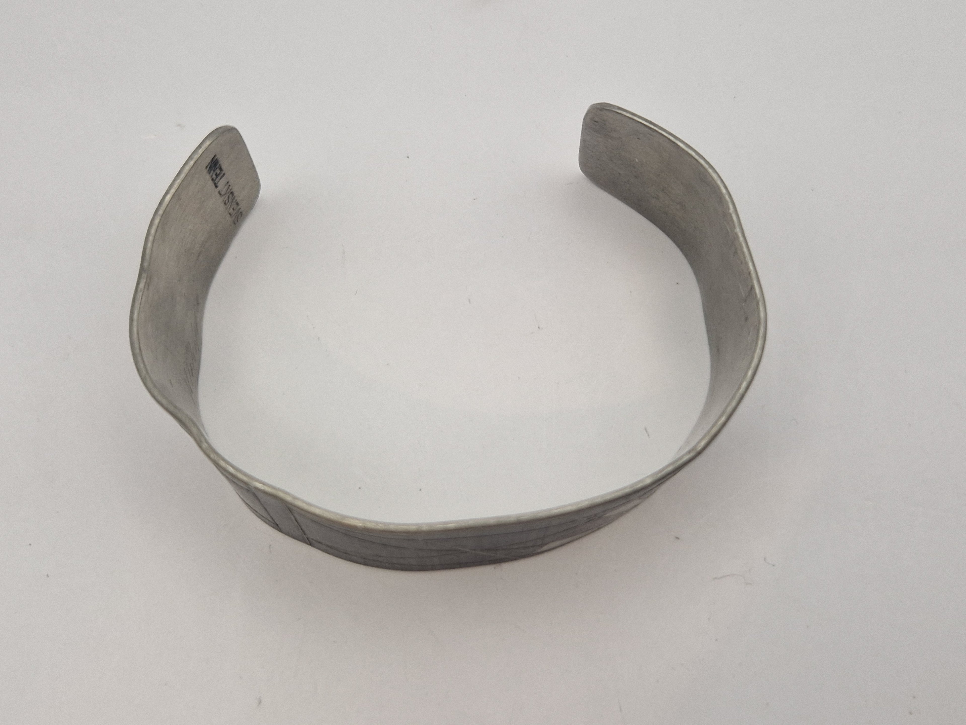 Innside med tydelig SVENSK TENN-stempel