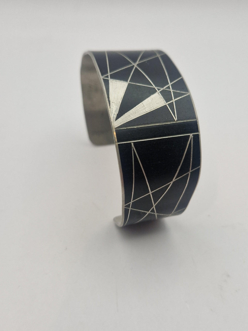 Vinkelbilde som fremhever designets detaljer